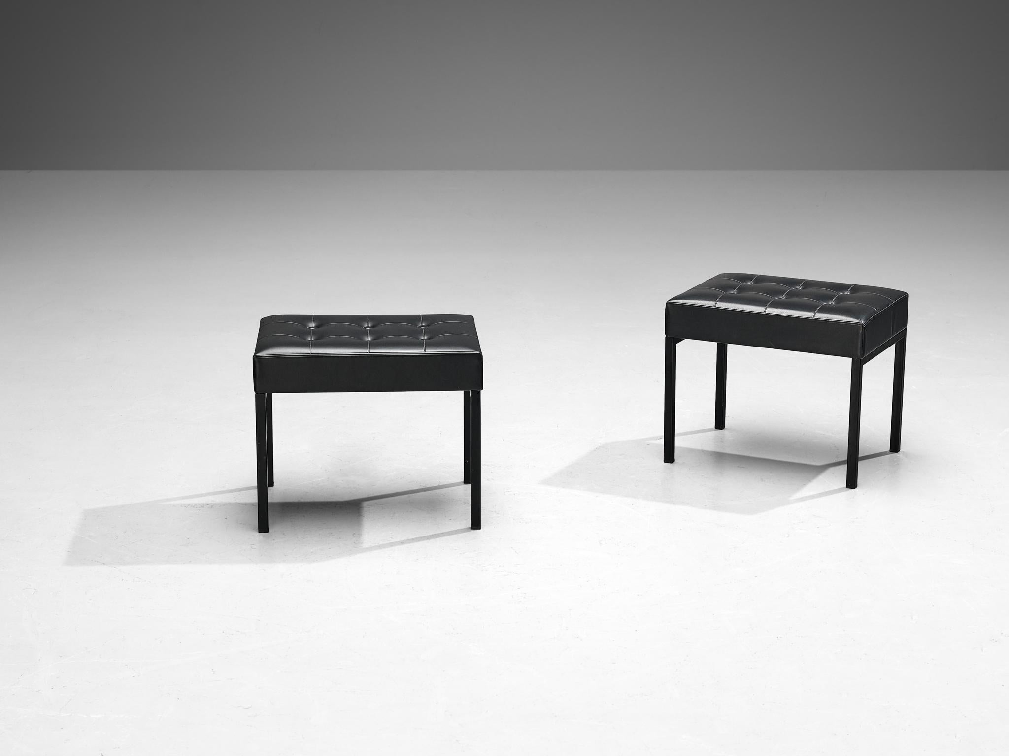 Coppia di sgabelli minimalisti in acciaio e tappezzeria nera in vendita 1