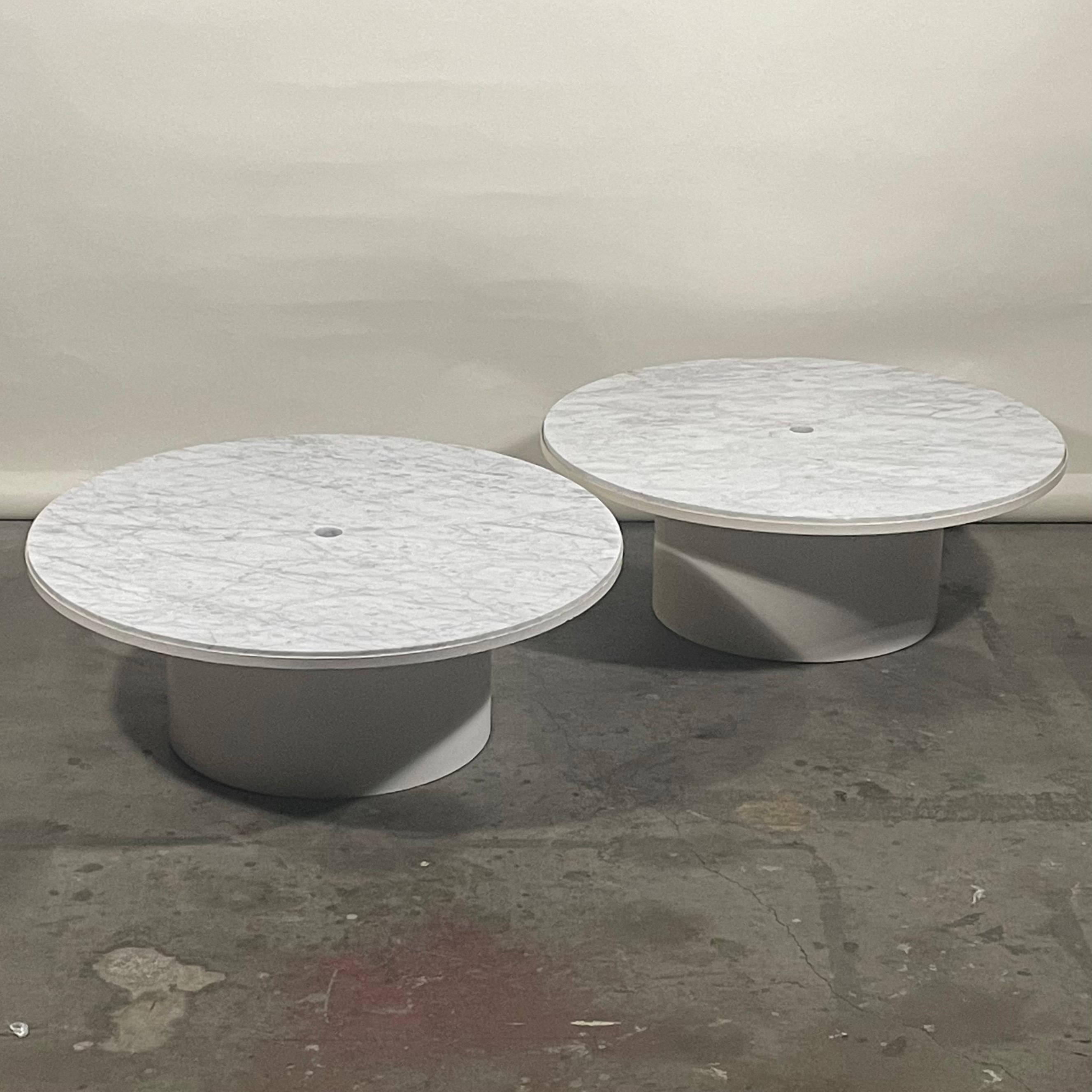 Zwei minimalistische Couchtische aus geädertem Marmor für den Innen- und Außenbereich. Kann auch als niedriger Beistelltisch verwendet werden. Einzigartiges, dauerhaftes, understated.design. Wird als Paar verkauft.