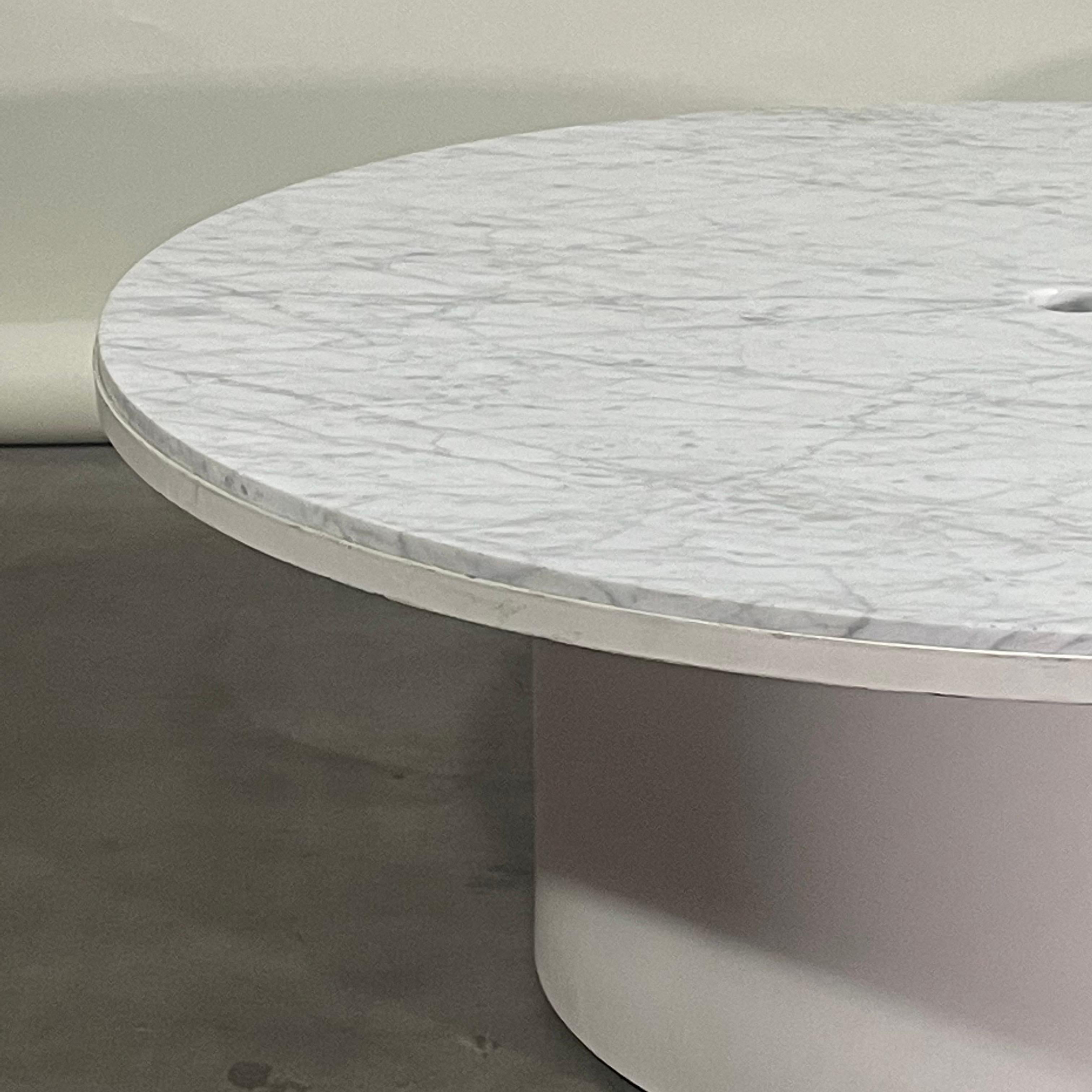 Powder-Coated Pair of Minimalist Veined Marble Indoor/Outdoor Coffee Tables For Sale