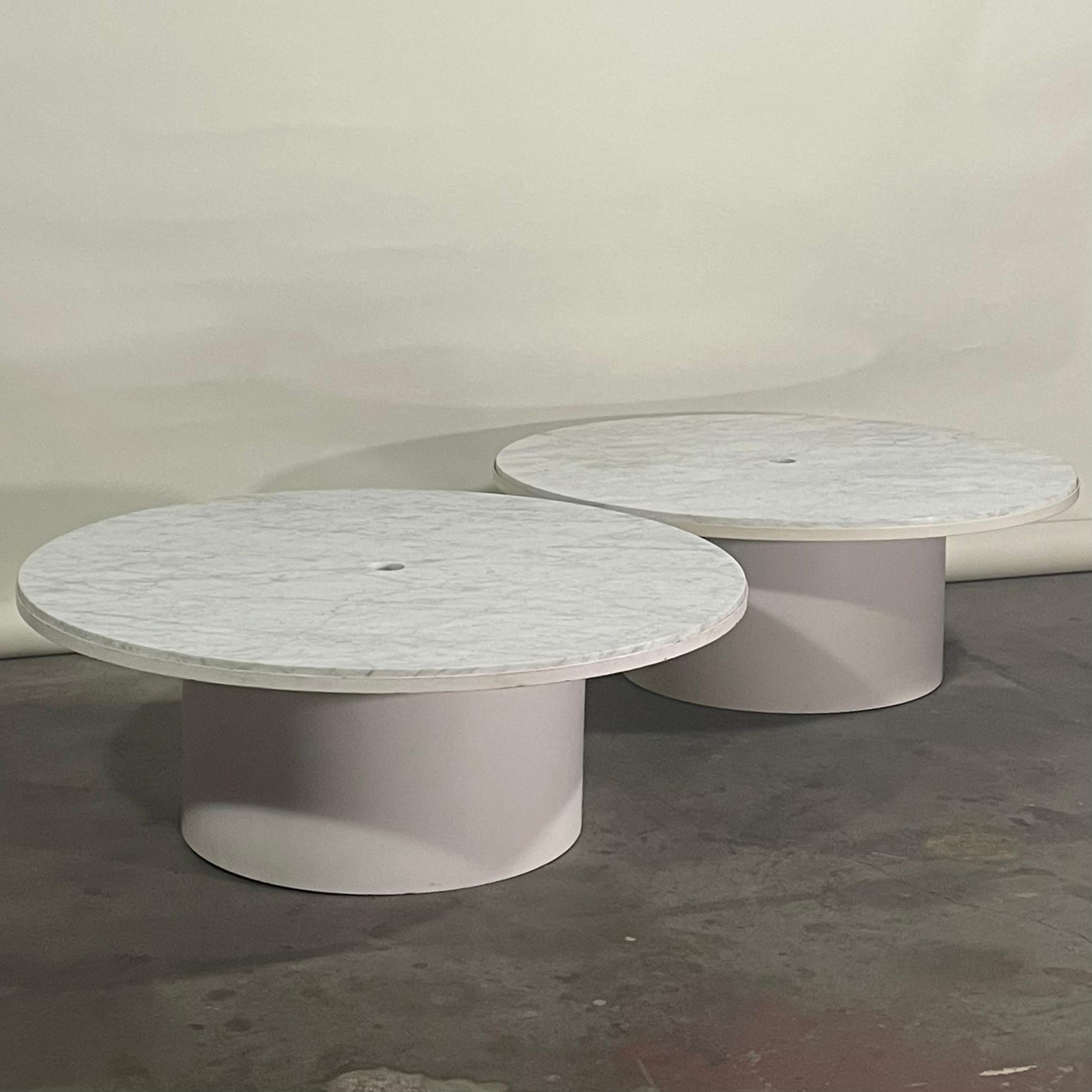 Pair of Minimalist Veined Marble Indoor/Outdoor Coffee Tables In Distressed Condition For Sale In Los Angeles, CA