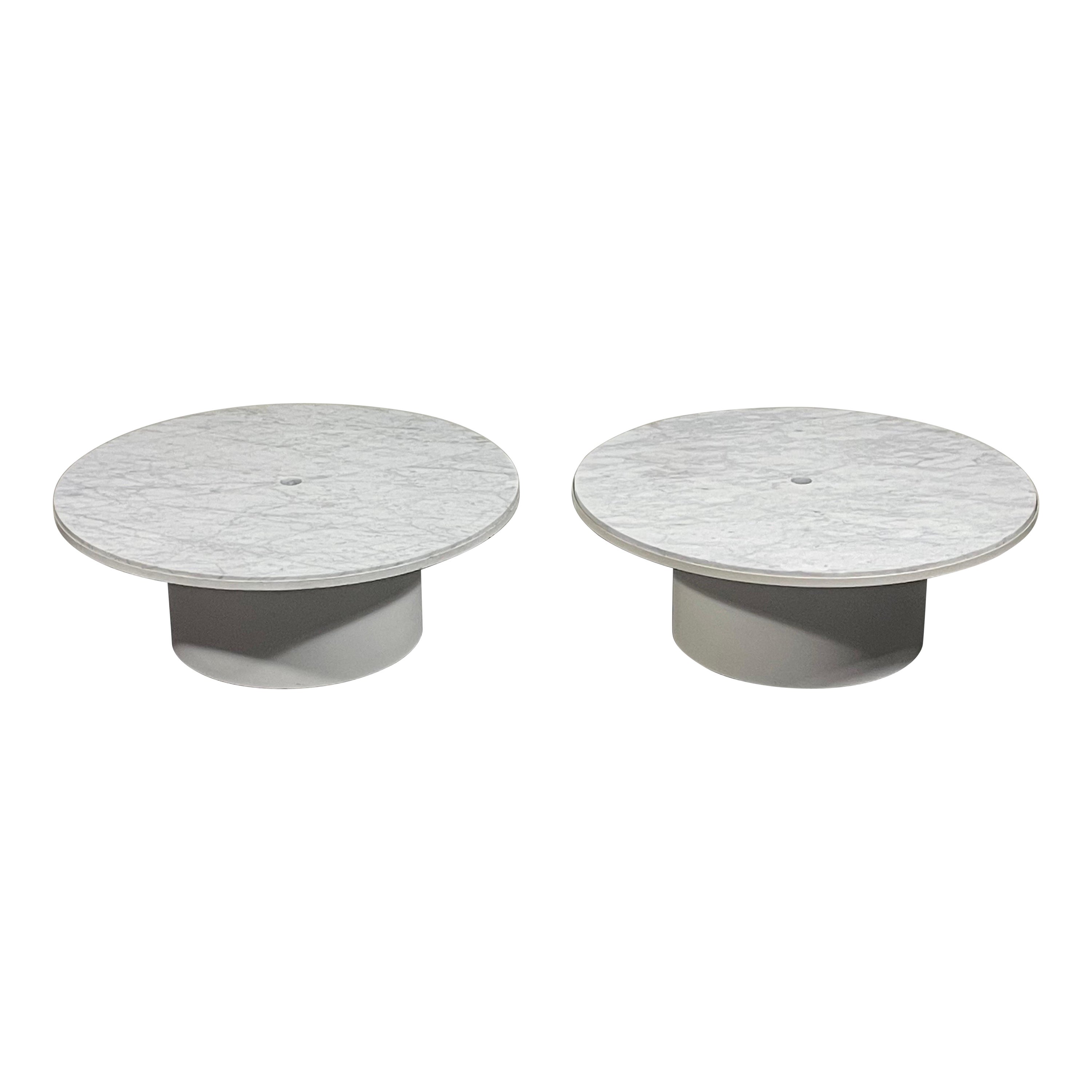 Paar minimalistische Couchtische aus geädertem Marmor für Indoor/Outdoor