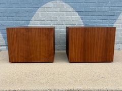 Juego de dos mesitas auxiliares minimalistas en forma de cubo de nogal, estilo «Mid-Century Modern», década de los 60