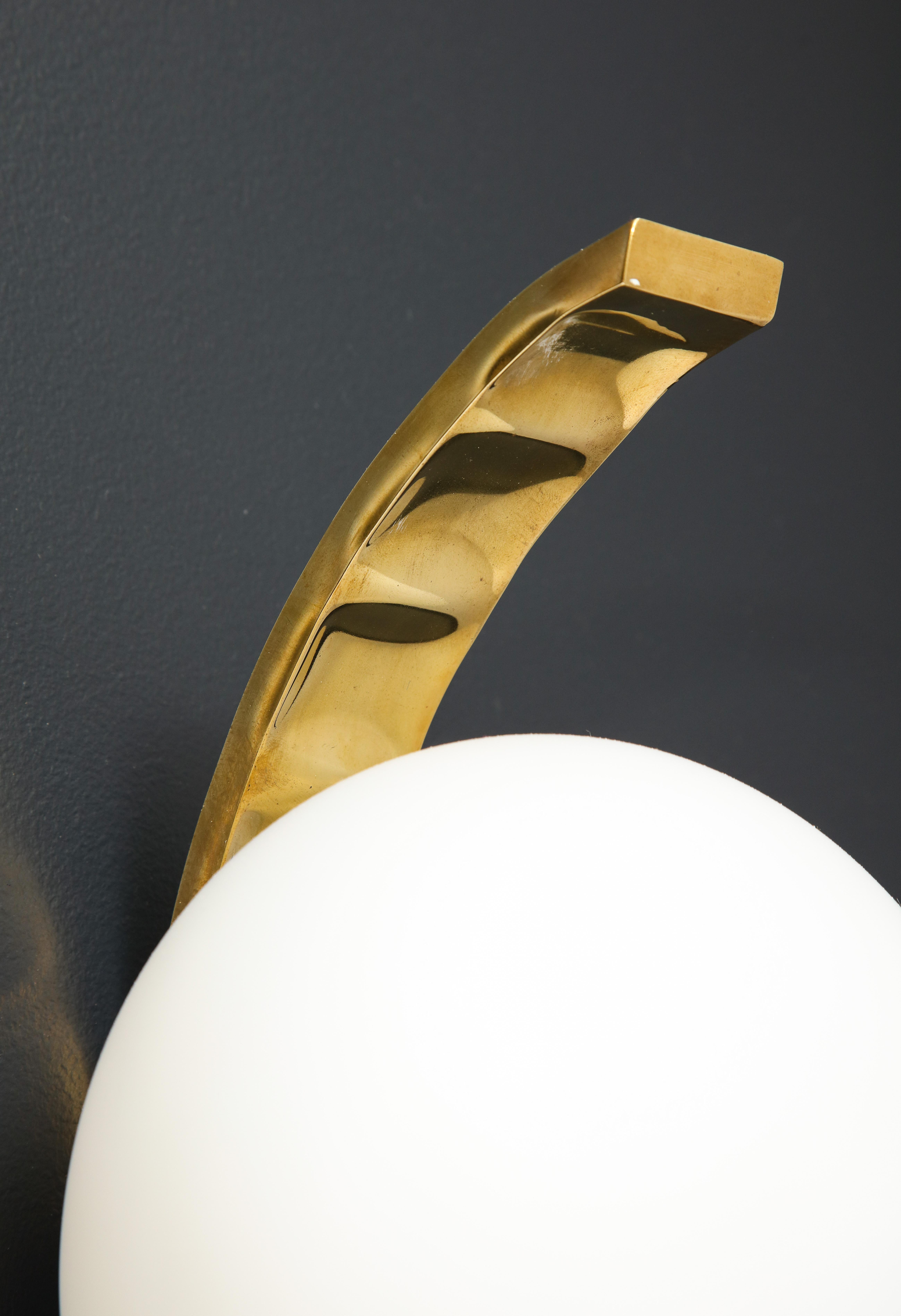 Coppia di lampade minimaliste in vetro bianco e ottone, Italia In condizioni Nuovo in vendita a New York, NY