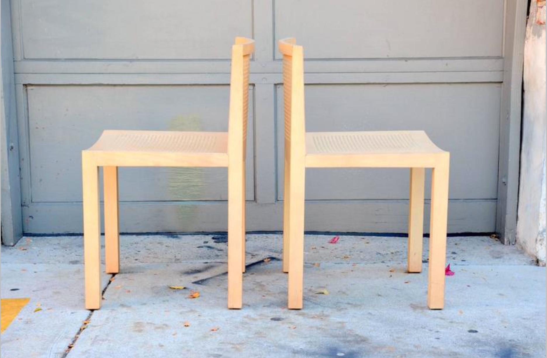 Ein Paar minimalistische Beistellstühle aus Buchenholz.