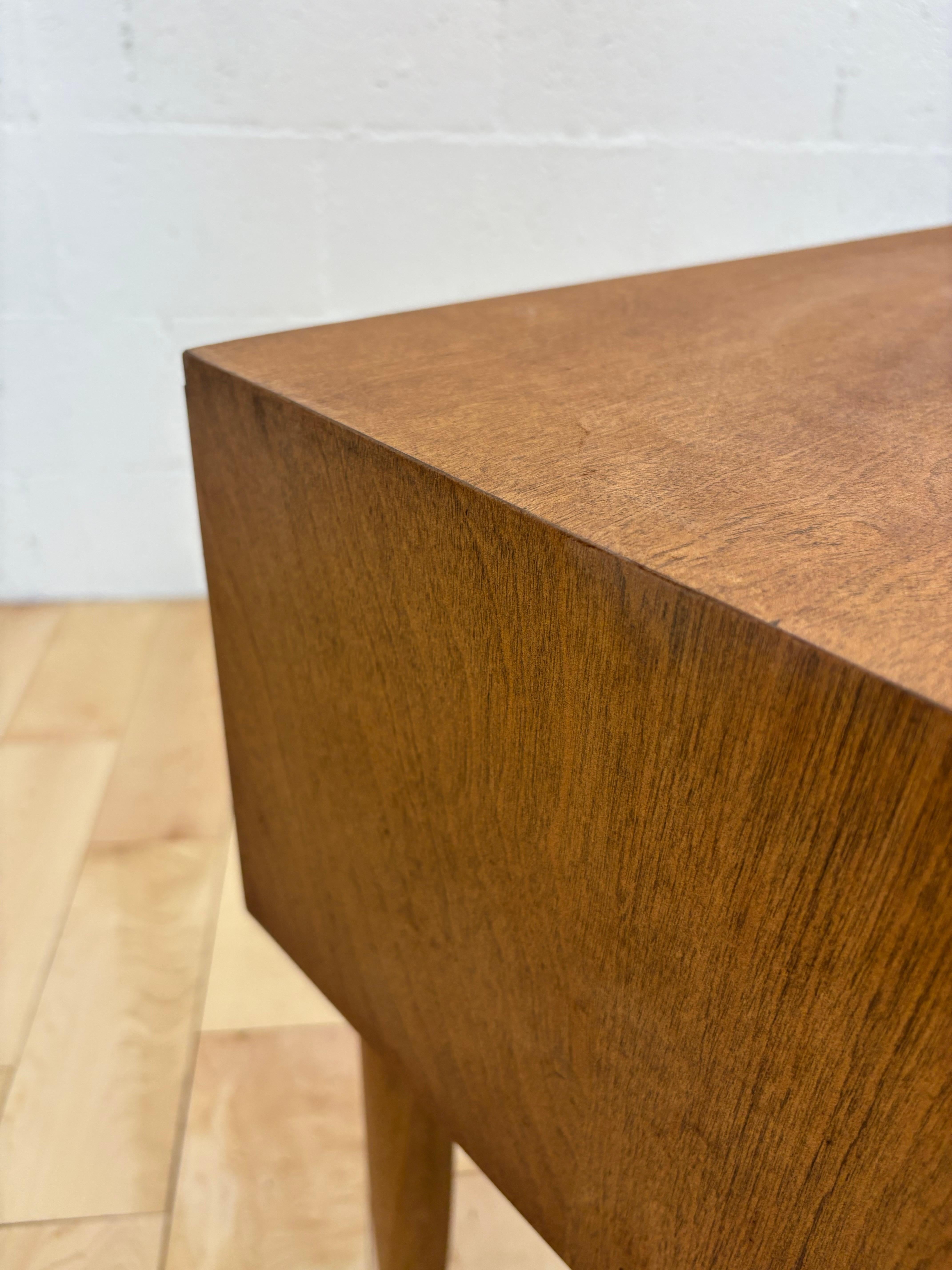 Pair of minimalistic Mid-Century Modern Nightstands – California Modern by Furni 7