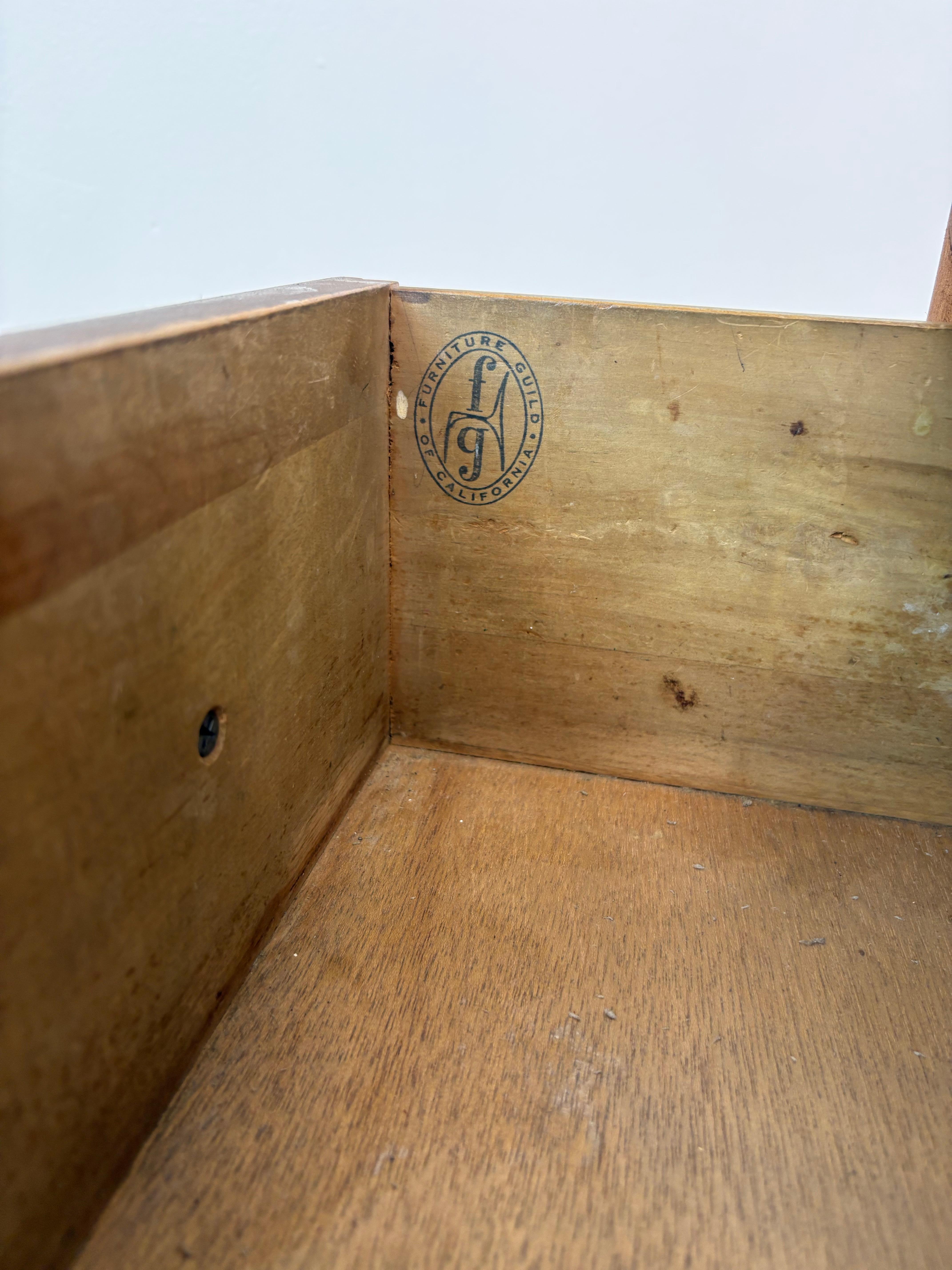 Pair of minimalistic Mid-Century Modern Nightstands – California Modern by Furni In Good Condition In Los Angeles, CA