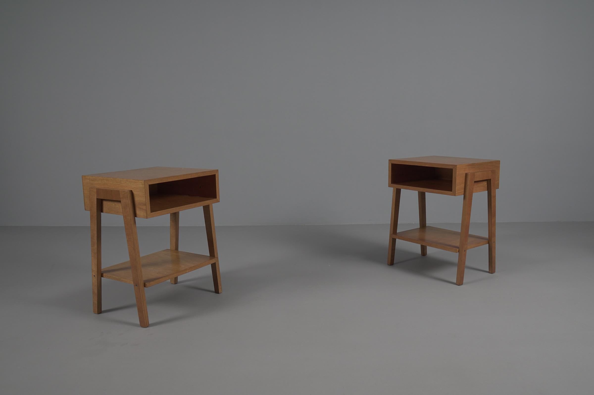  Minimalistische Mid-Century-Modern-Holz-Nachttische, Italien 1950er Jahre, Paar (Moderne der Mitte des Jahrhunderts) im Angebot