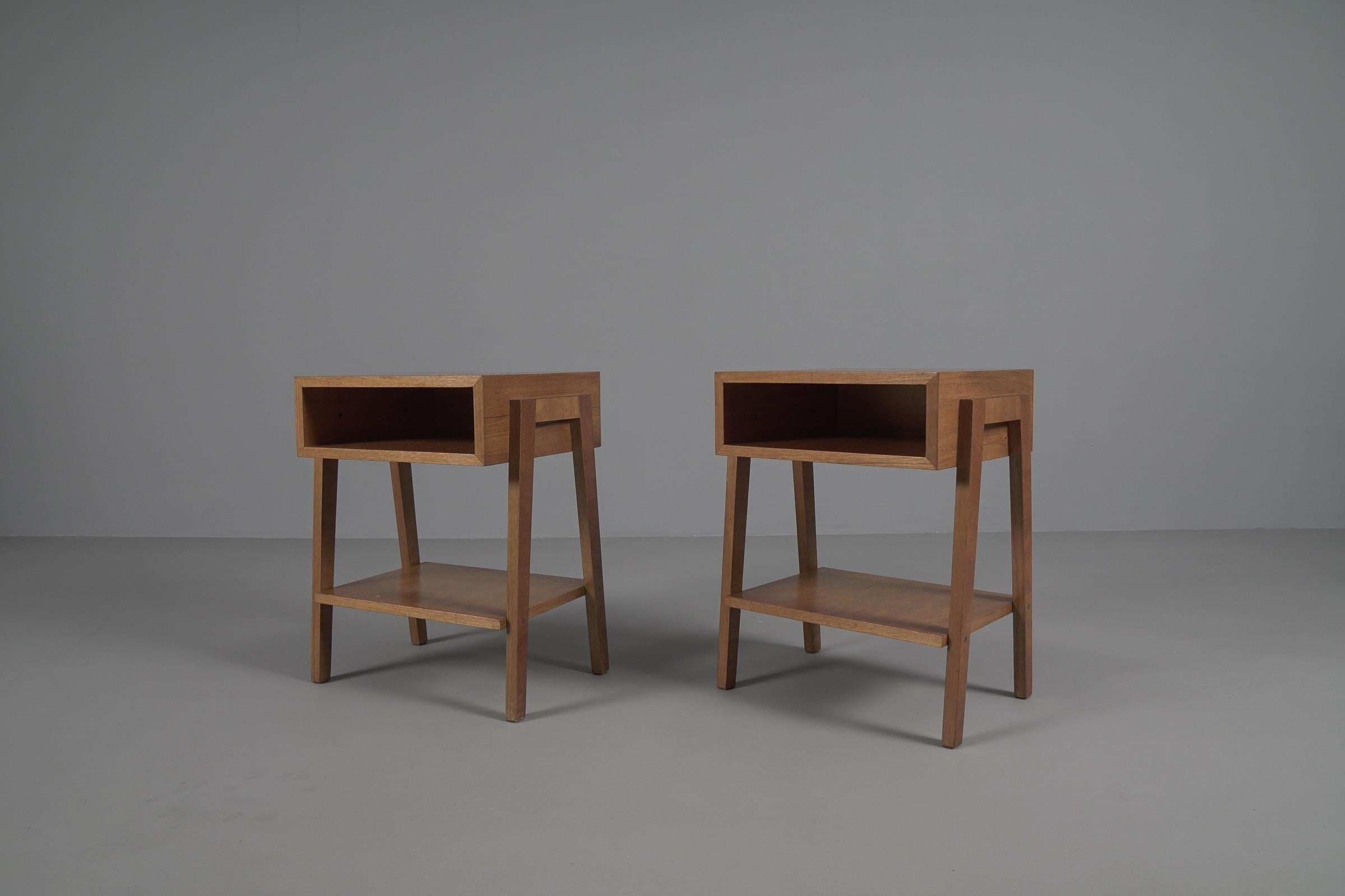  Pair of Minimalistic Mid-Century Modern Wooden Nightstands, Italy 1950s In Good Condition For Sale In Nürnberg, Bayern