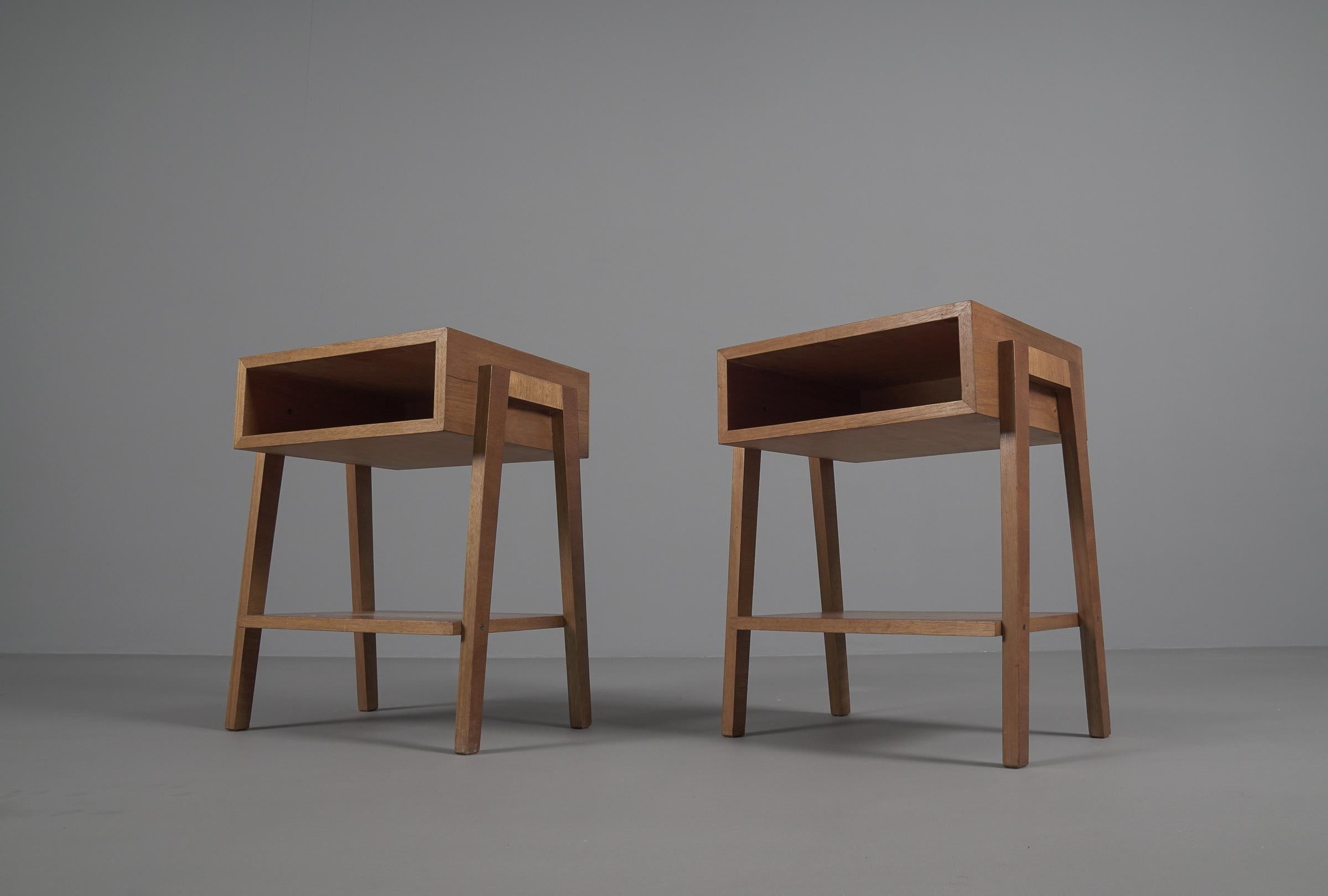  Minimalistische Mid-Century-Modern-Holz-Nachttische, Italien 1950er Jahre, Paar (Messing) im Angebot