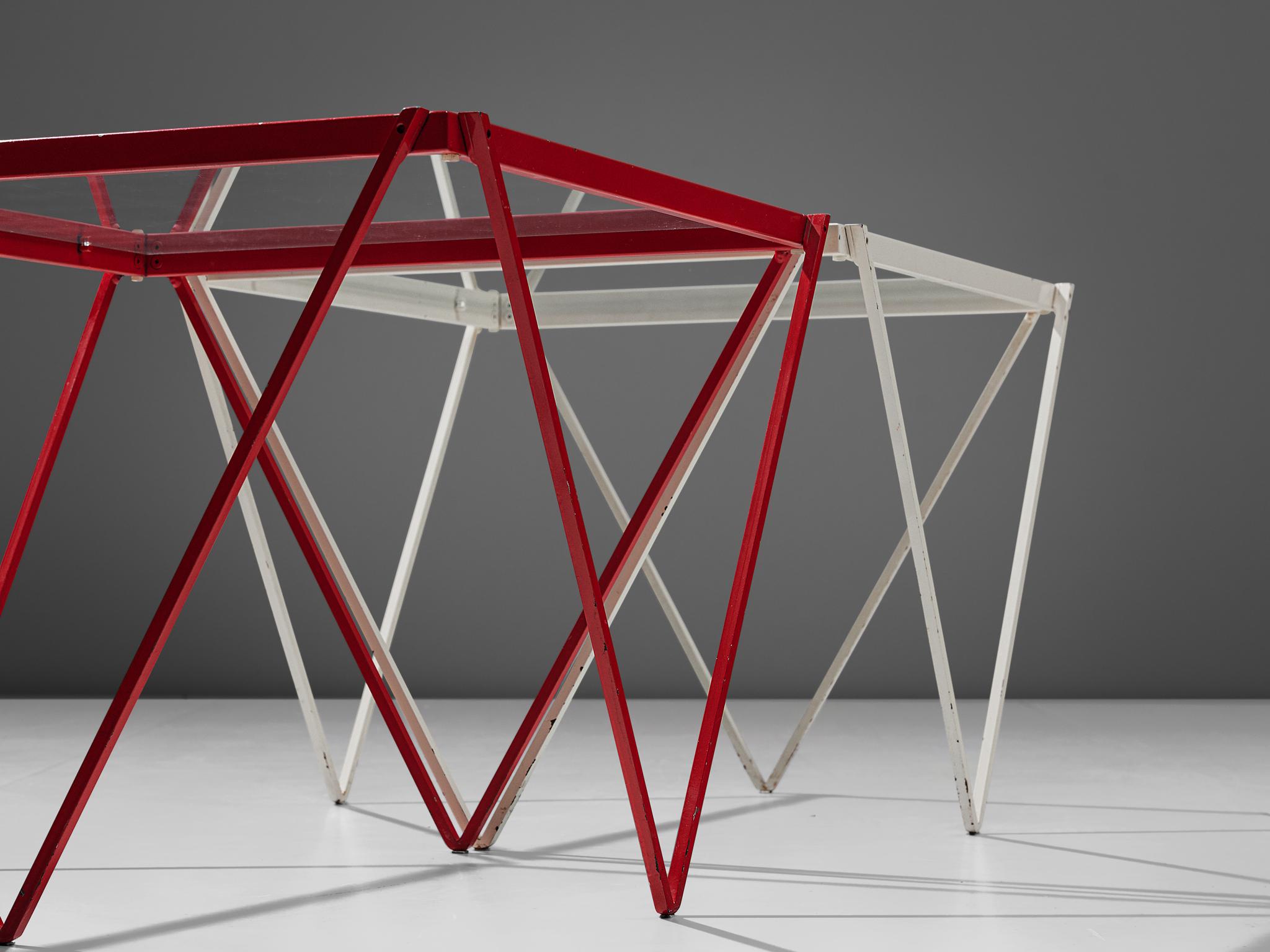 Pair of Minimalistic Nesting Tables in White and Red Lacquered Metal In Good Condition In Waalwijk, NL