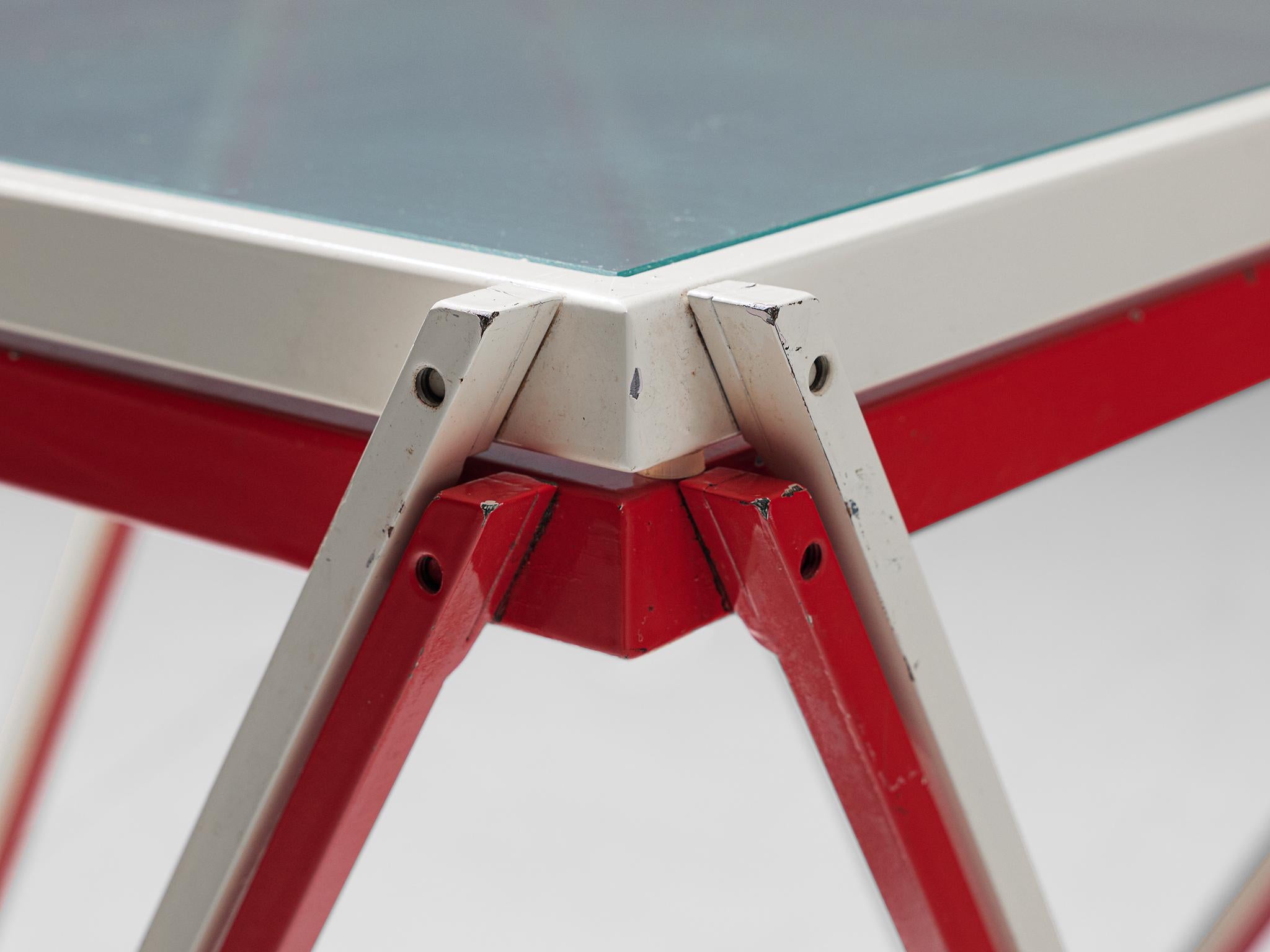 Pair of Minimalistic Nesting Tables in White and Red Lacquered Metal 3