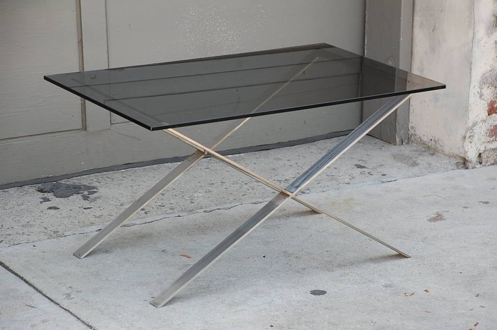 Ein Paar minimalistische Beistelltische aus Edelstahl und Glas.