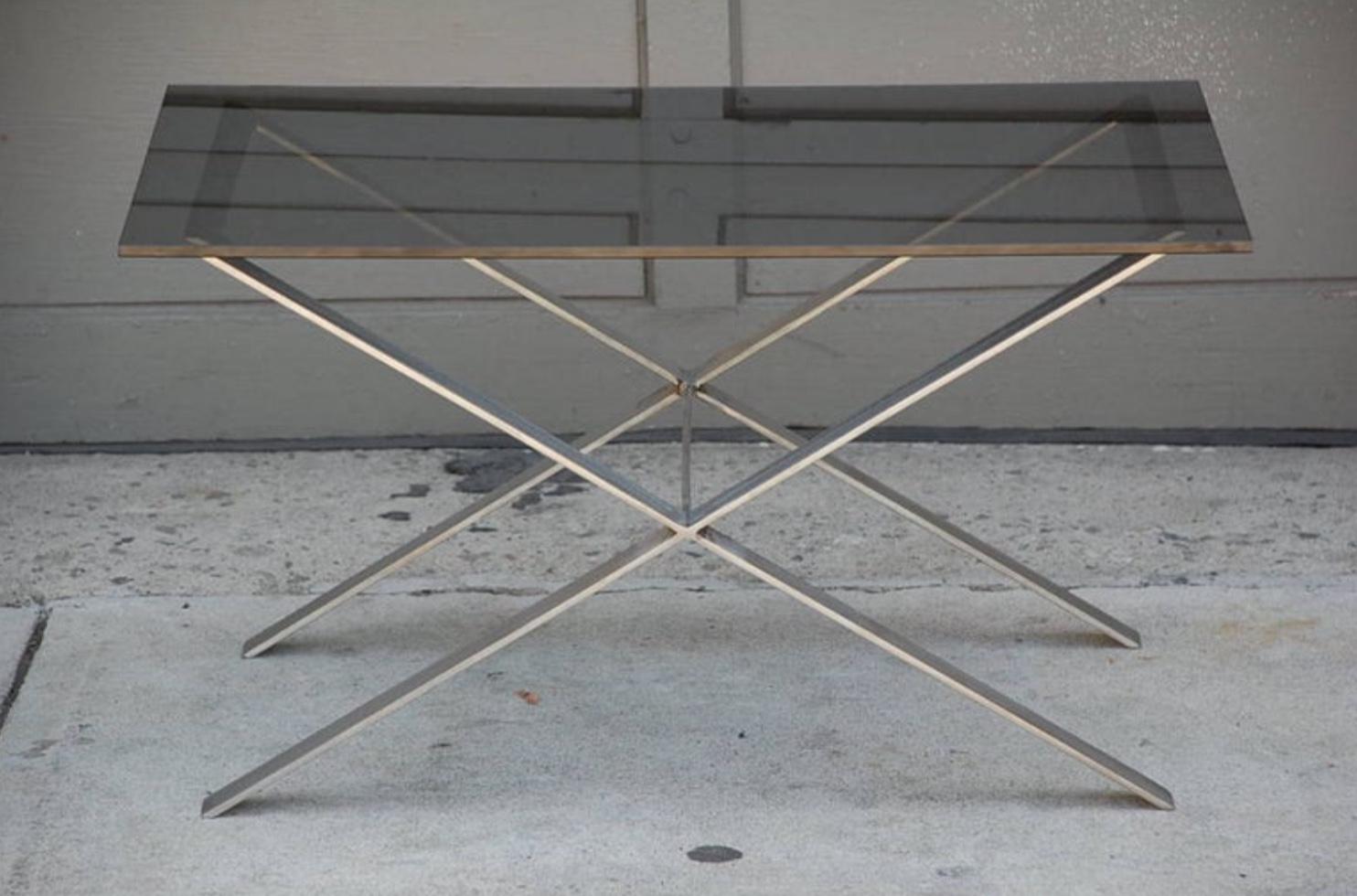Paire de tables d'appoint minimalistes en acier inoxydable et verre Excellent état - En vente à Los Angeles, CA