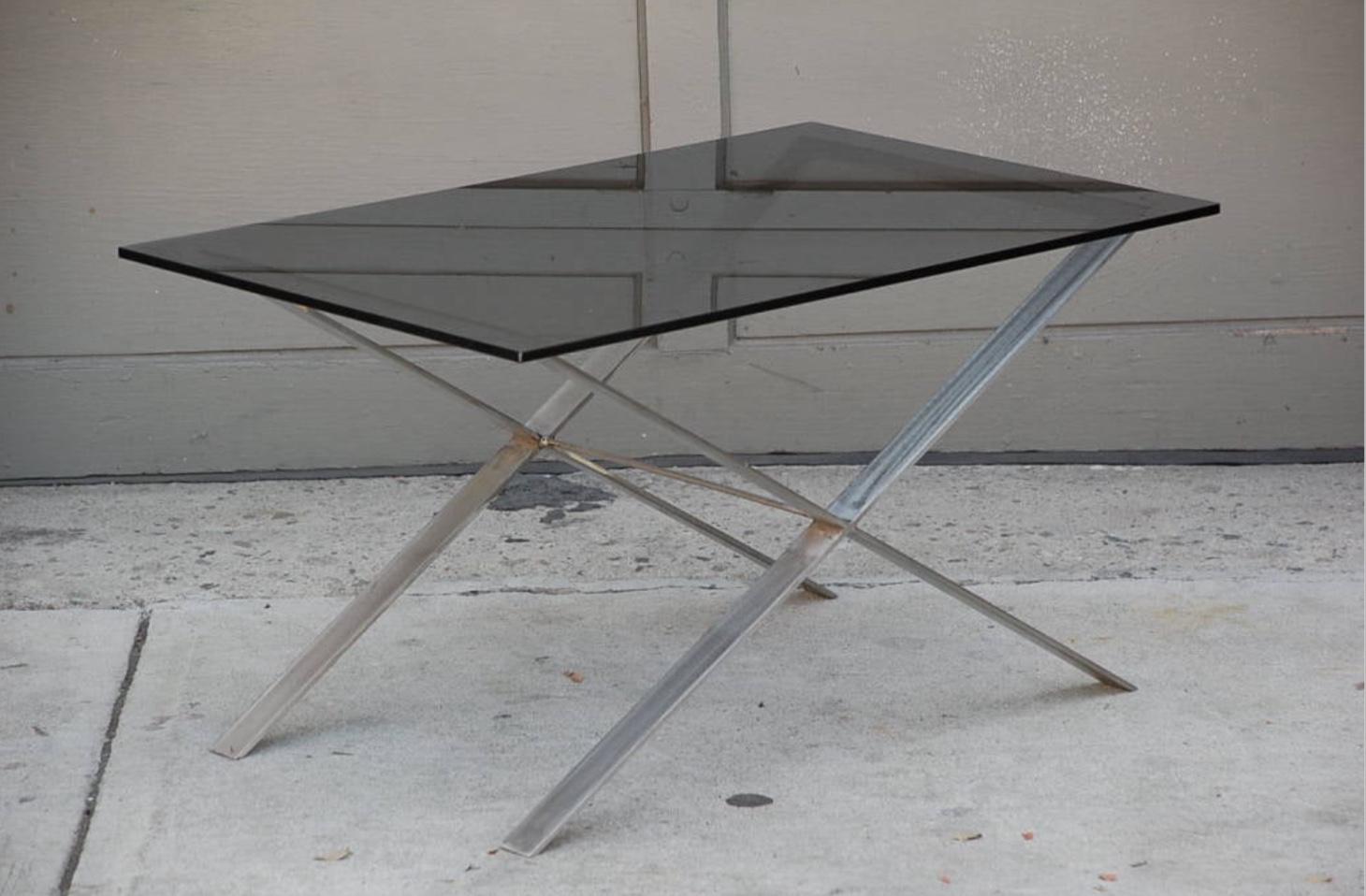 20th Century Pair of Minimalistic Stainless Steel and Glass Side Tables For Sale