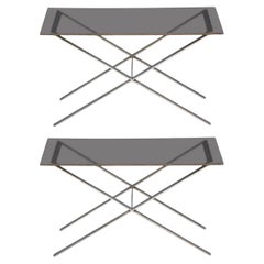 Paire de tables d'appoint minimalistes en acier inoxydable et verre