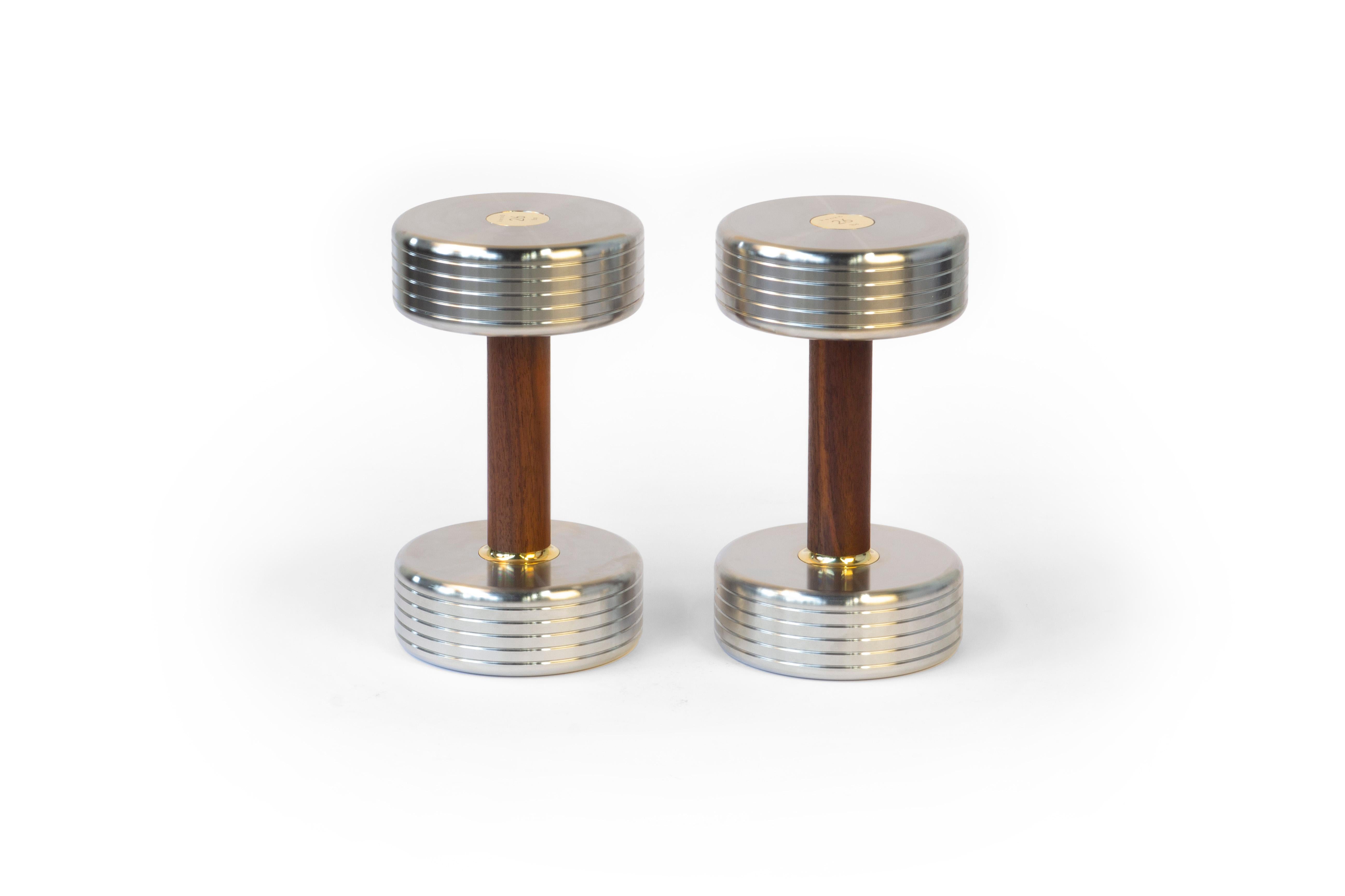 Minimalistische, skulpturale Dumbbells von kenko aus Edelstahl und Nussbaumholz, Paar (Skandinavische Moderne) im Angebot