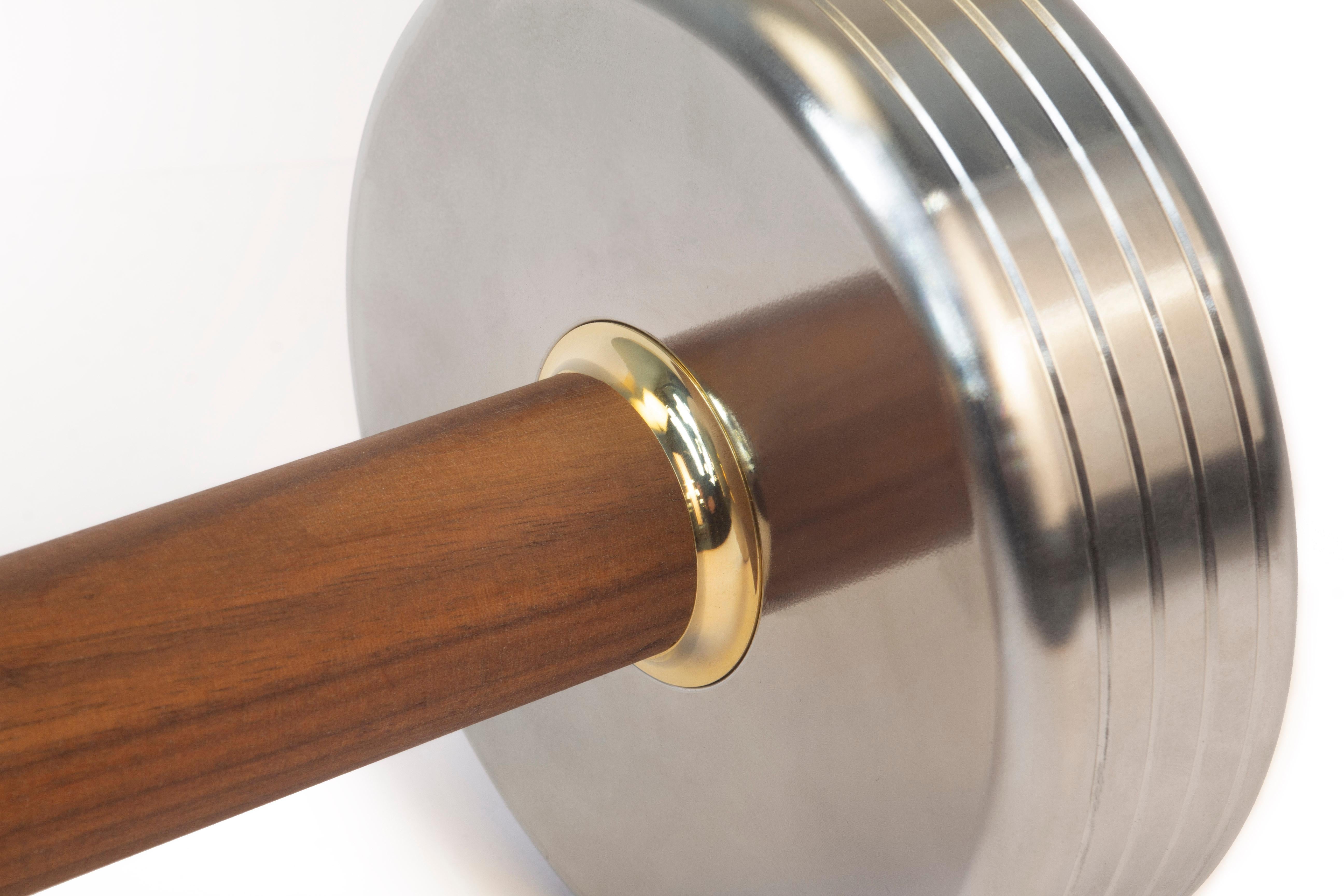 Minimalistische, skulpturale Dumbbells von kenko aus Edelstahl und Nussbaumholz, Paar (Deutsch) im Angebot