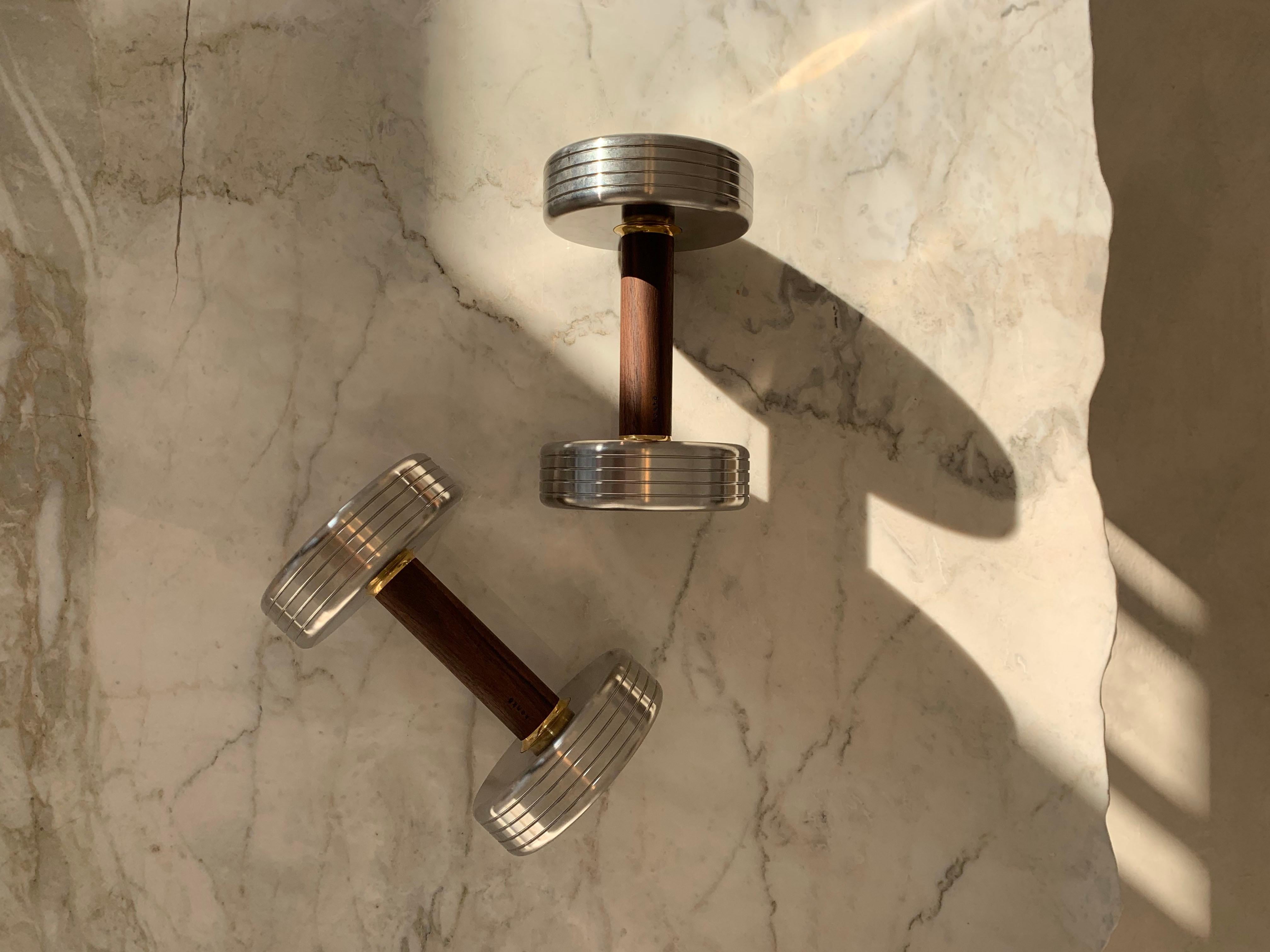 Minimalistische, skulpturale Dumbbells von kenko aus Edelstahl und Nussbaumholz, Paar im Zustand „Neu“ im Angebot in Berlin, DE