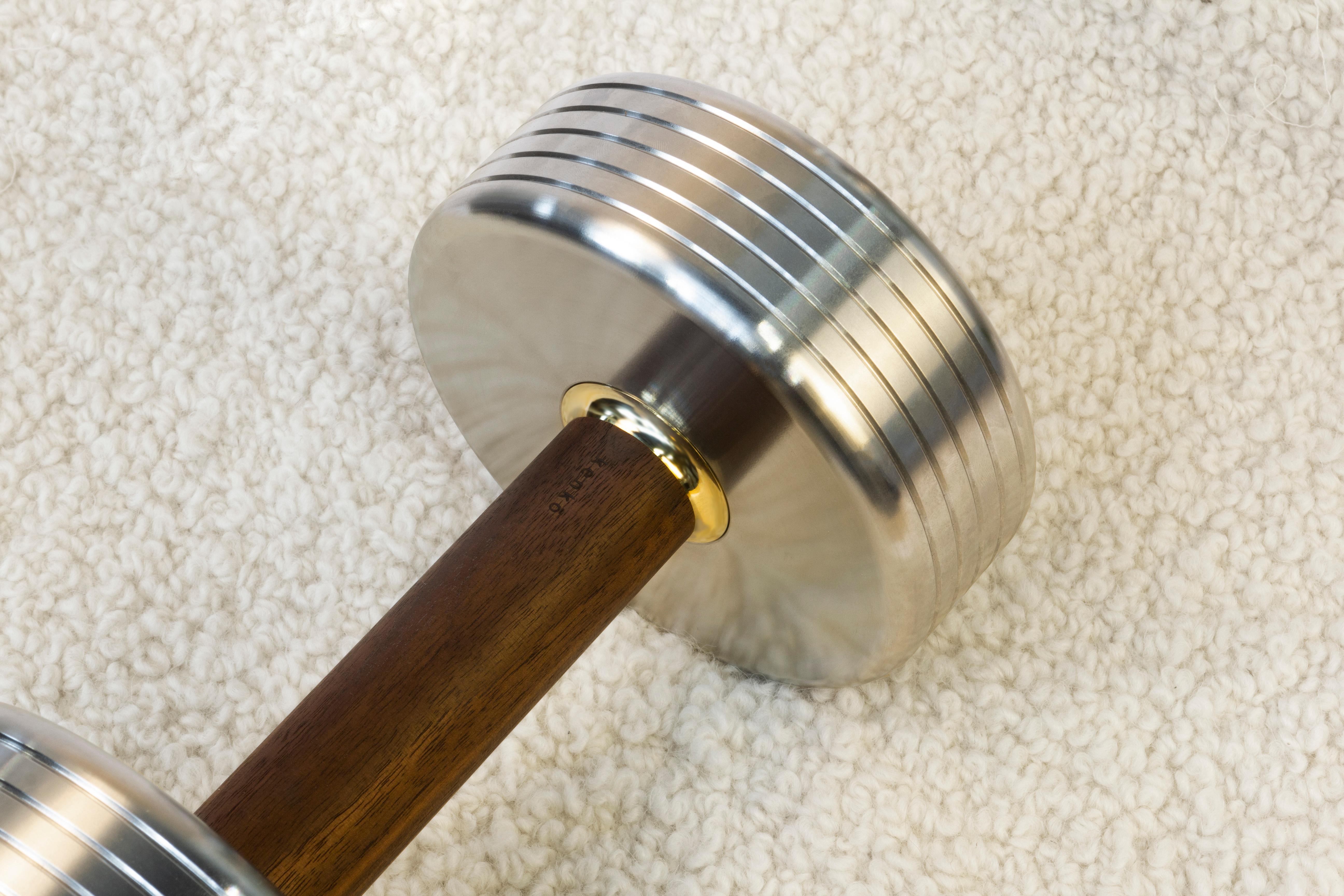 Minimalistische, skulpturale Dumbbells von kenko aus Edelstahl und Nussbaumholz, Paar (21. Jahrhundert und zeitgenössisch) im Angebot
