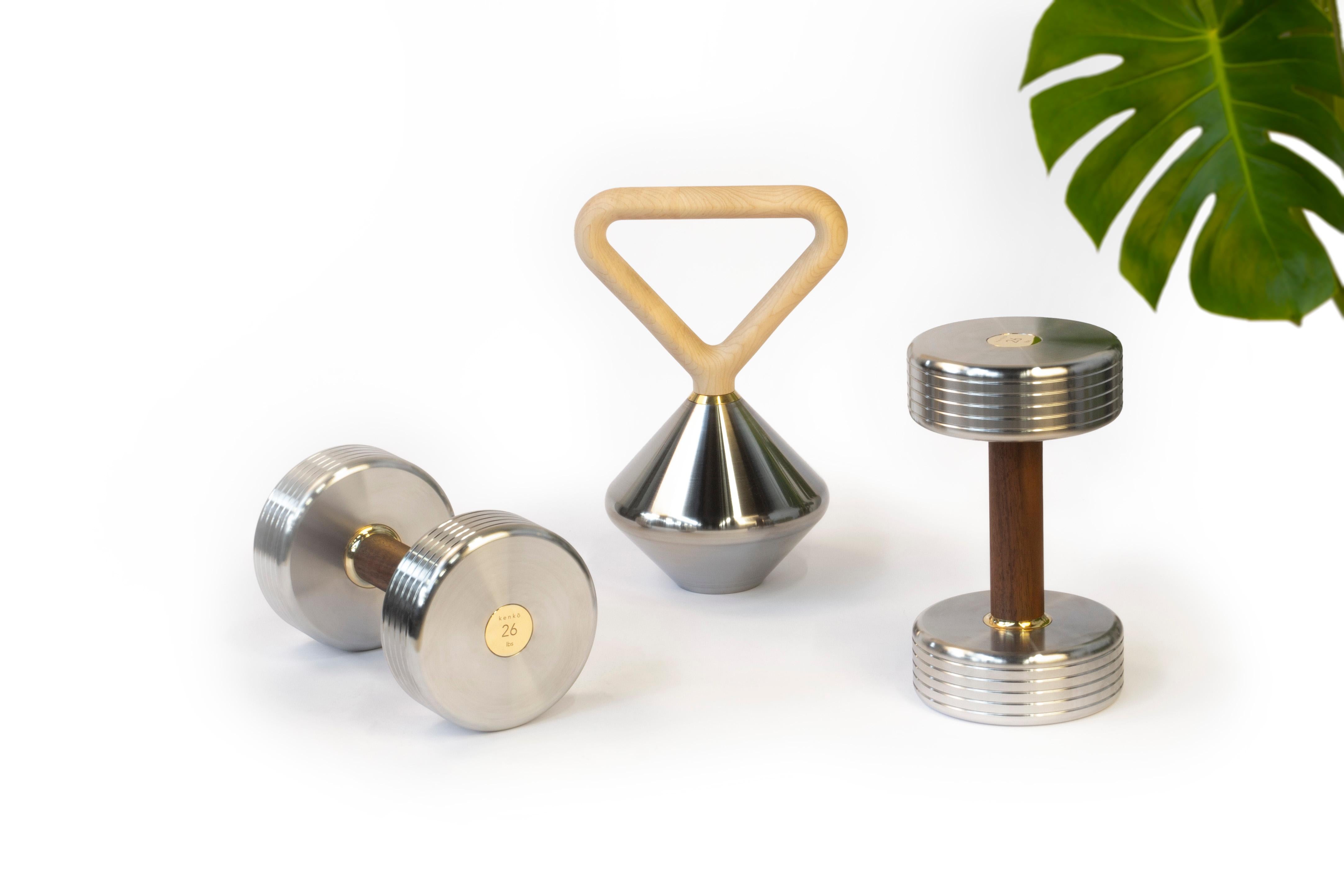 Minimalistische, skulpturale Dumbbells von kenko aus Edelstahl und Nussbaumholz, Paar (Messing) im Angebot