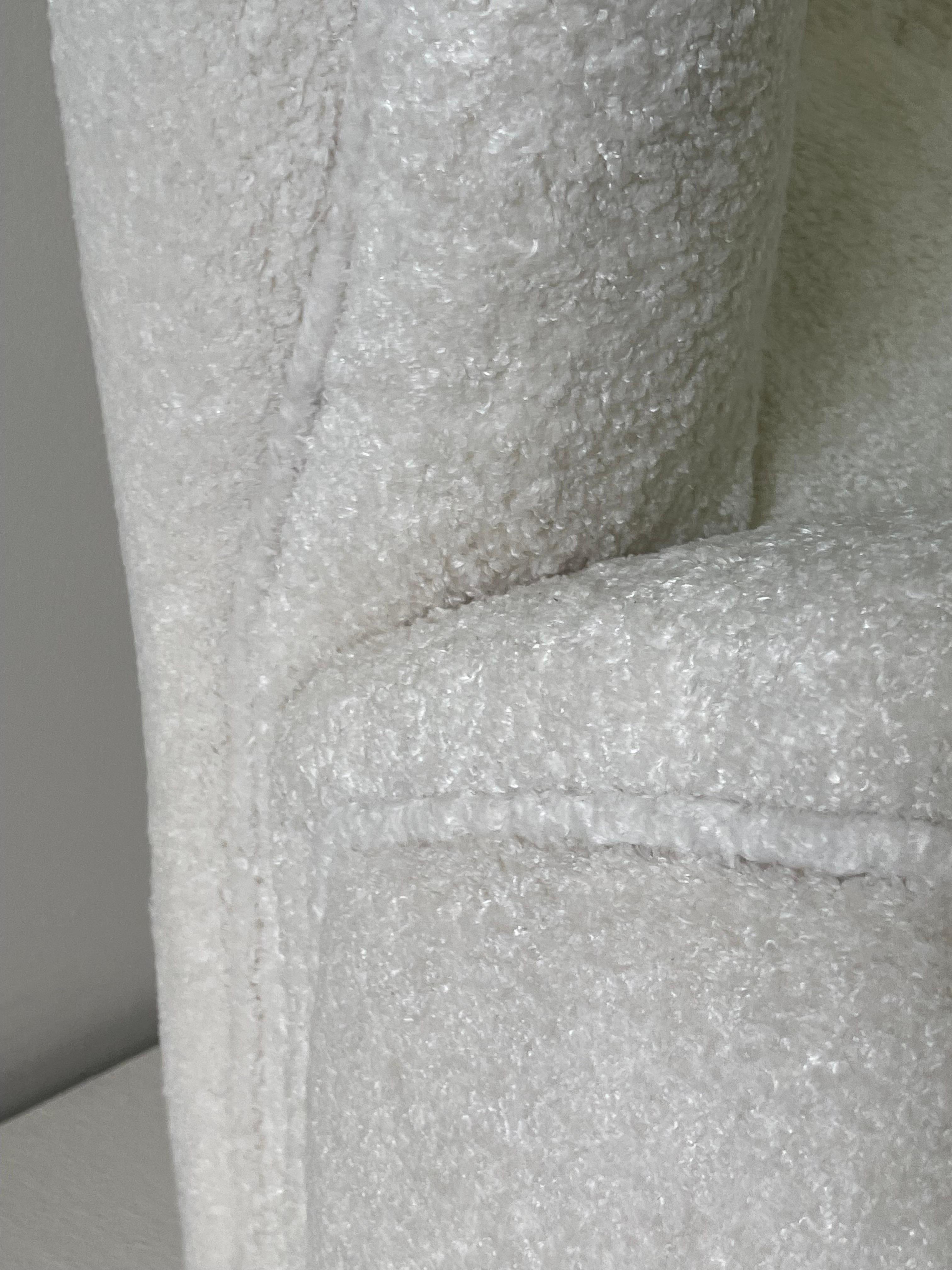 Bouclé Coppia di poltrone alate moderne francesi in vendita