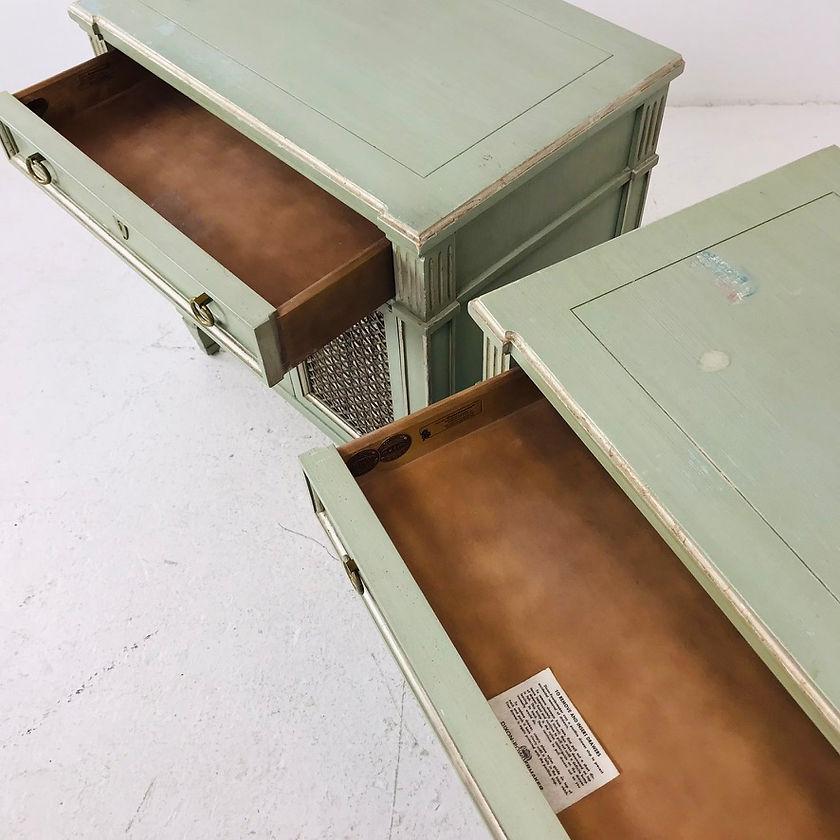 Fin du 20e siècle Paire de tables de nuit vintage vert menthe en vente
