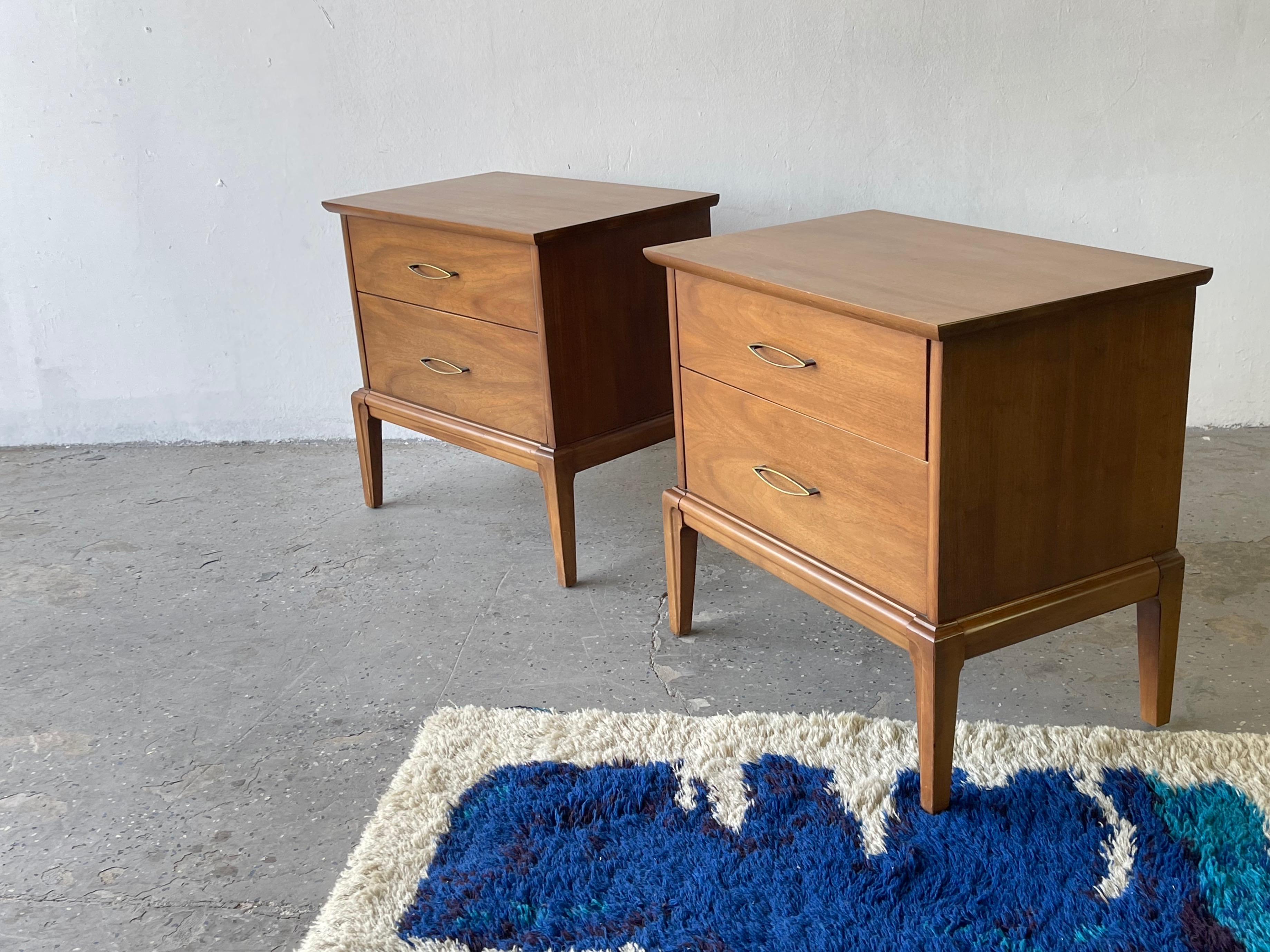 Pair of Mint Mid-Century Modern Nightstands with Cats Eye Pull 5