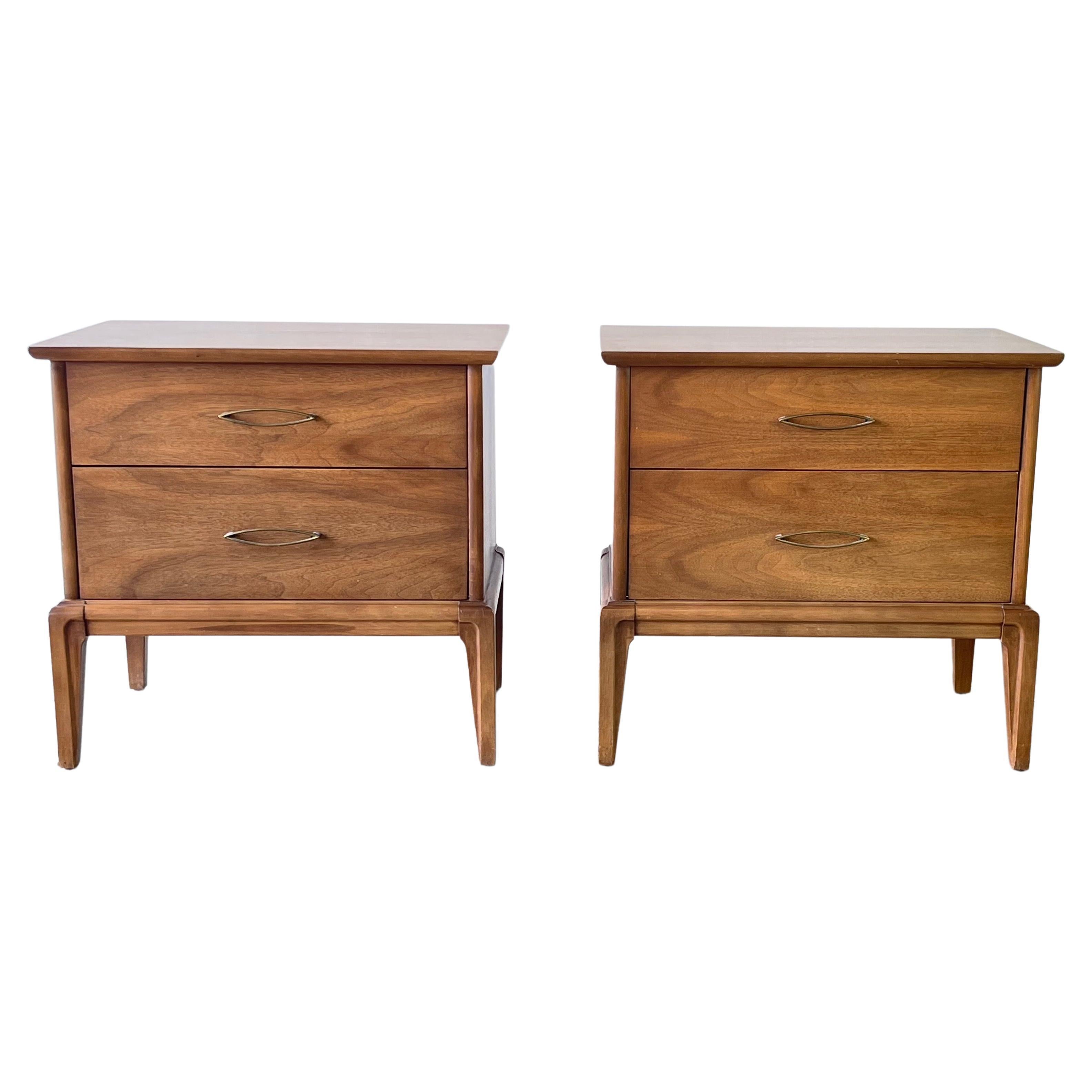 These mint very unique Mid-Century Modern walnut nightstands features Unique metal cats eye drawer pulls,


 

