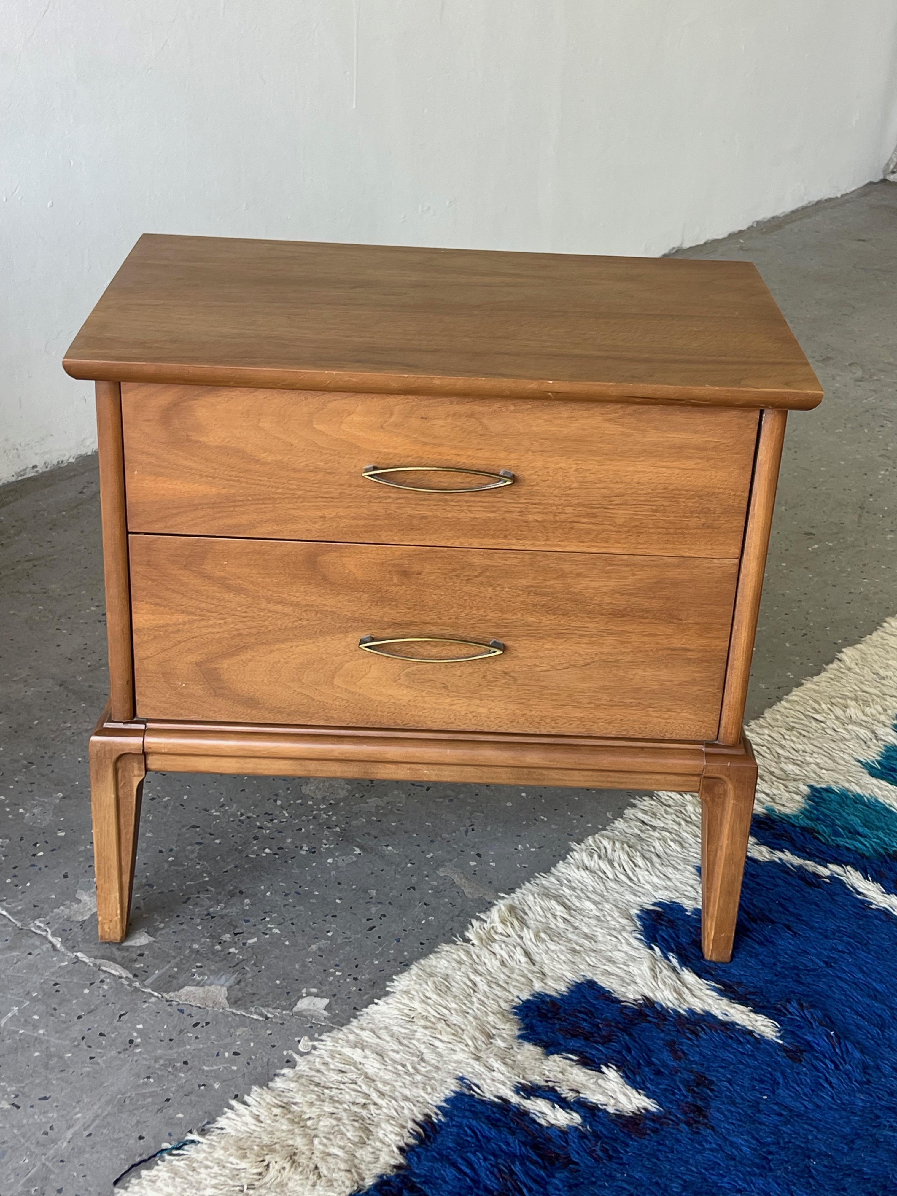 Pair of Mint Mid-Century Modern Nightstands with Cats Eye Pull In Good Condition In Las Vegas, NV
