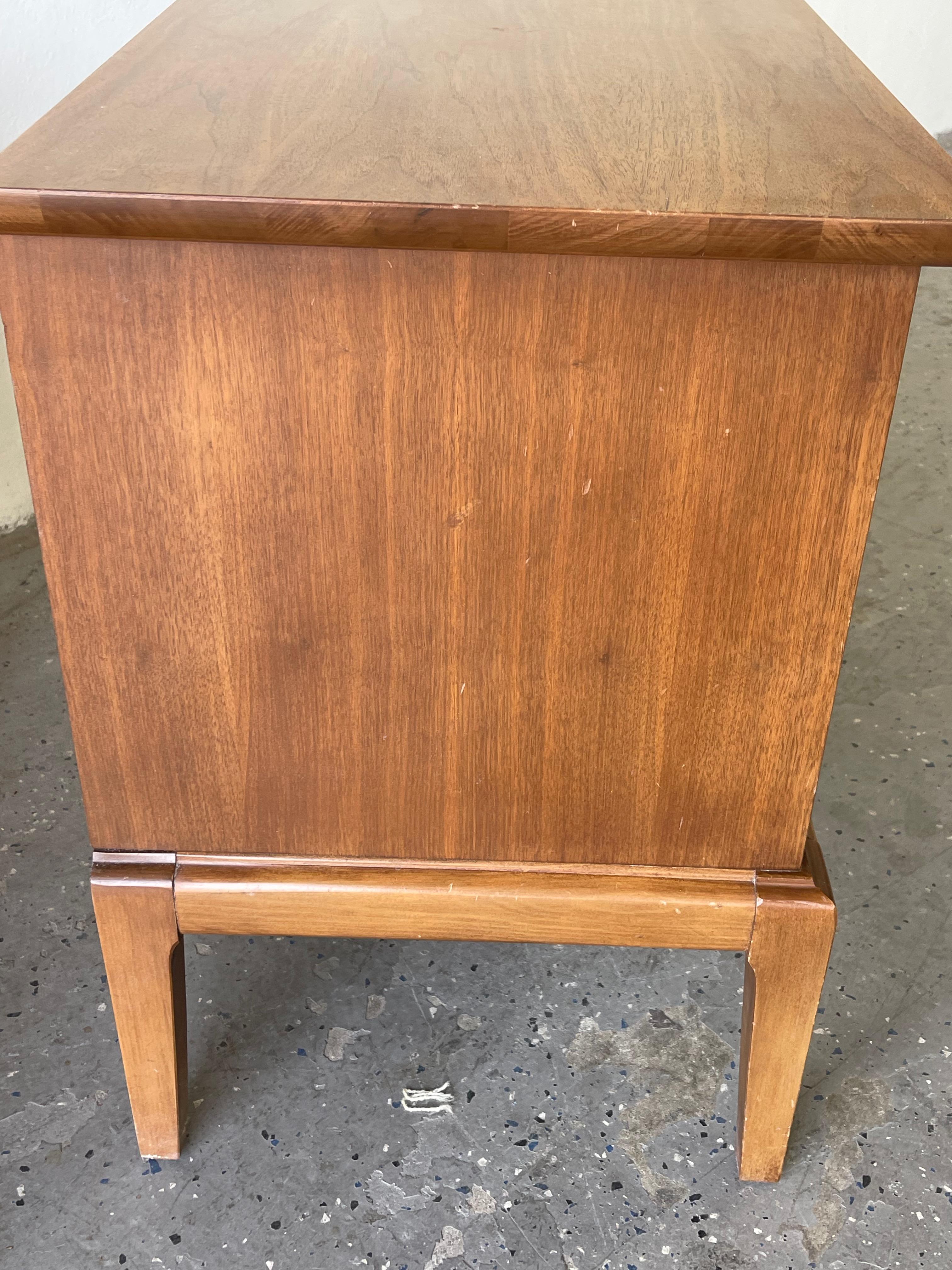Pair of Mint Mid-Century Modern Nightstands with Cats Eye Pull 3