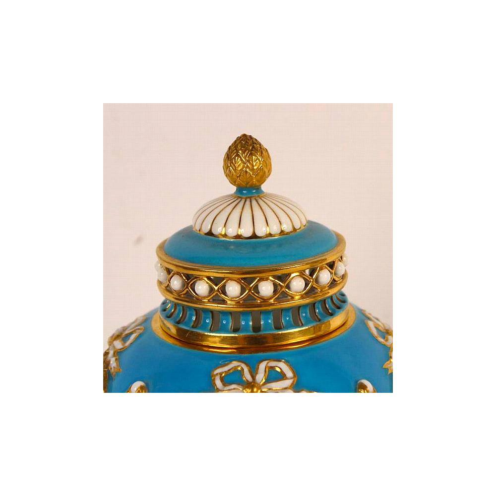 Pair of Minton Blue Gilt Ground Porcelain Urns In Good Condition For Sale In New York, NY
