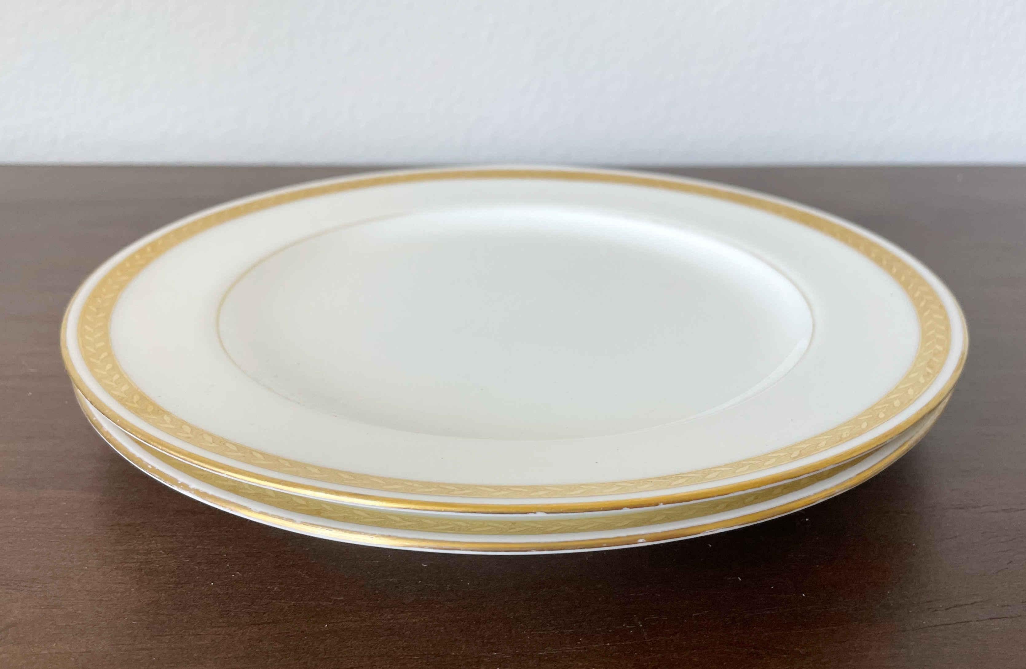 Pair of Minton England Gilt Plates In Good Condition For Sale In Los Angeles, CA