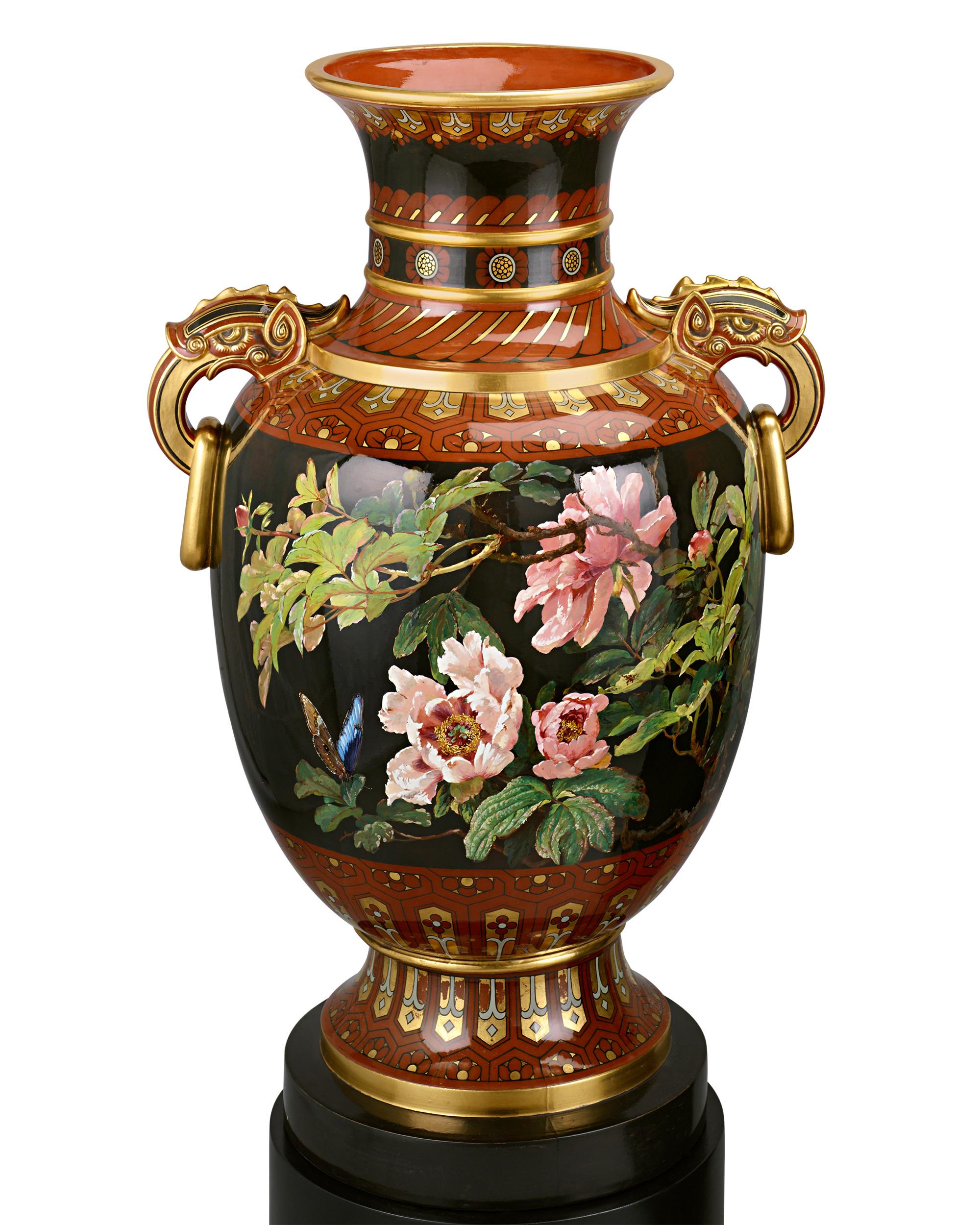 Paar Vasen der Weltausstellung
Minton
Datiert 1876

Dieses außergewöhnliche Vasenpaar von Minton stellt den Höhepunkt der britischen Keramikkunst des 19. Jahrhunderts dar. Es wurde 1876 wahrscheinlich für die Weltausstellung in Philadelphia