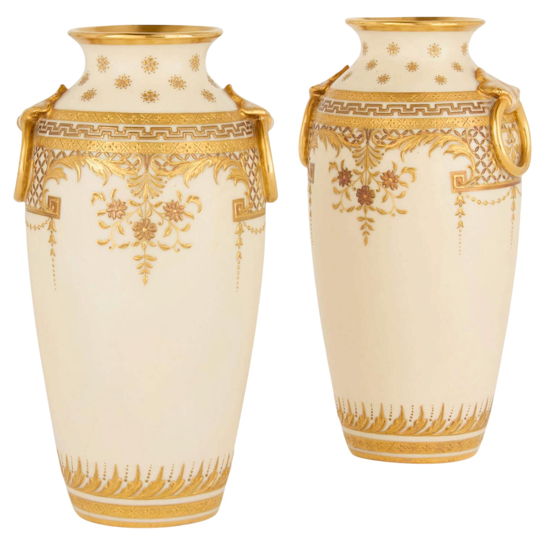 Pareja de jarrones Minton de porcelana dorada decorados con motivos marfileños