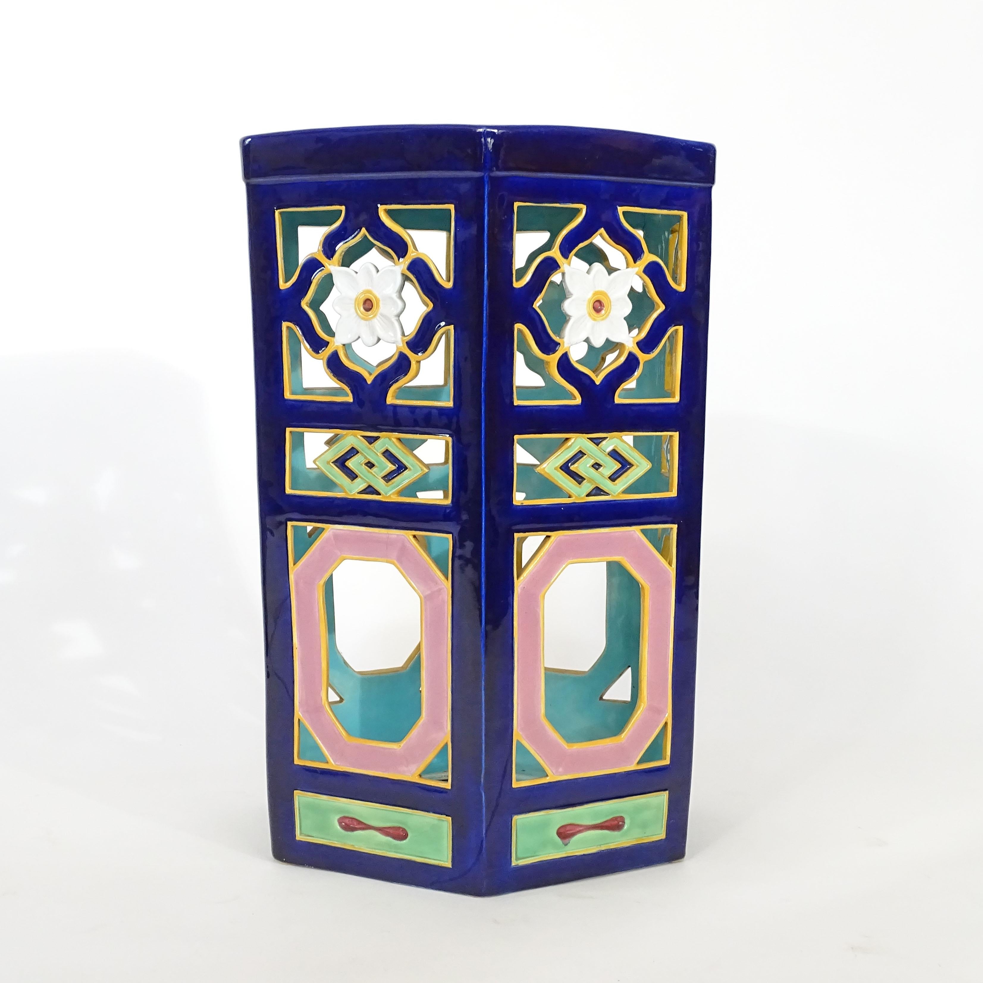Pareja de asientos de jardín reticulados de mayólica azul cobalto Minton, 1871 en venta 3