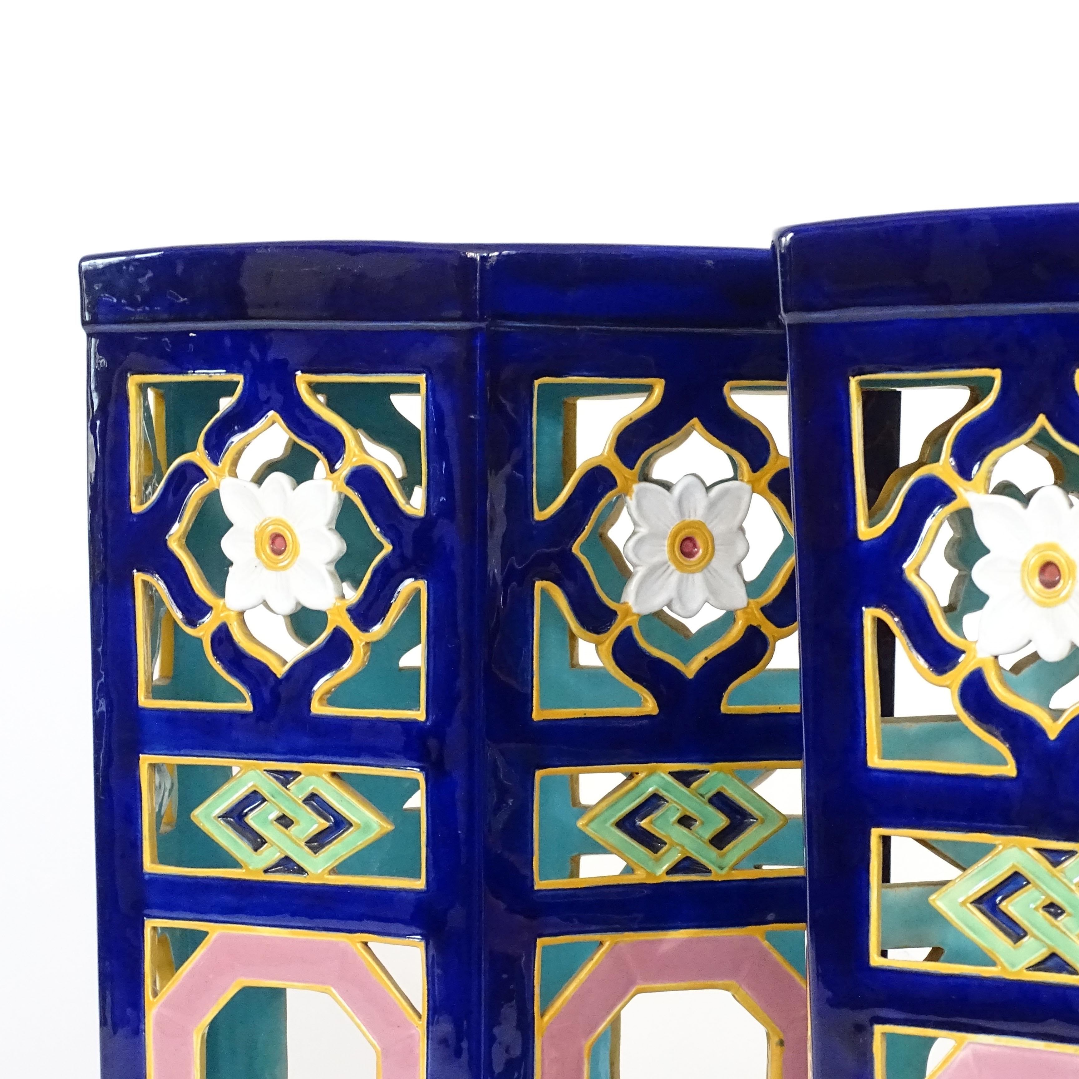 Pareja de asientos de jardín reticulados de mayólica azul cobalto Minton, 1871 en venta 4