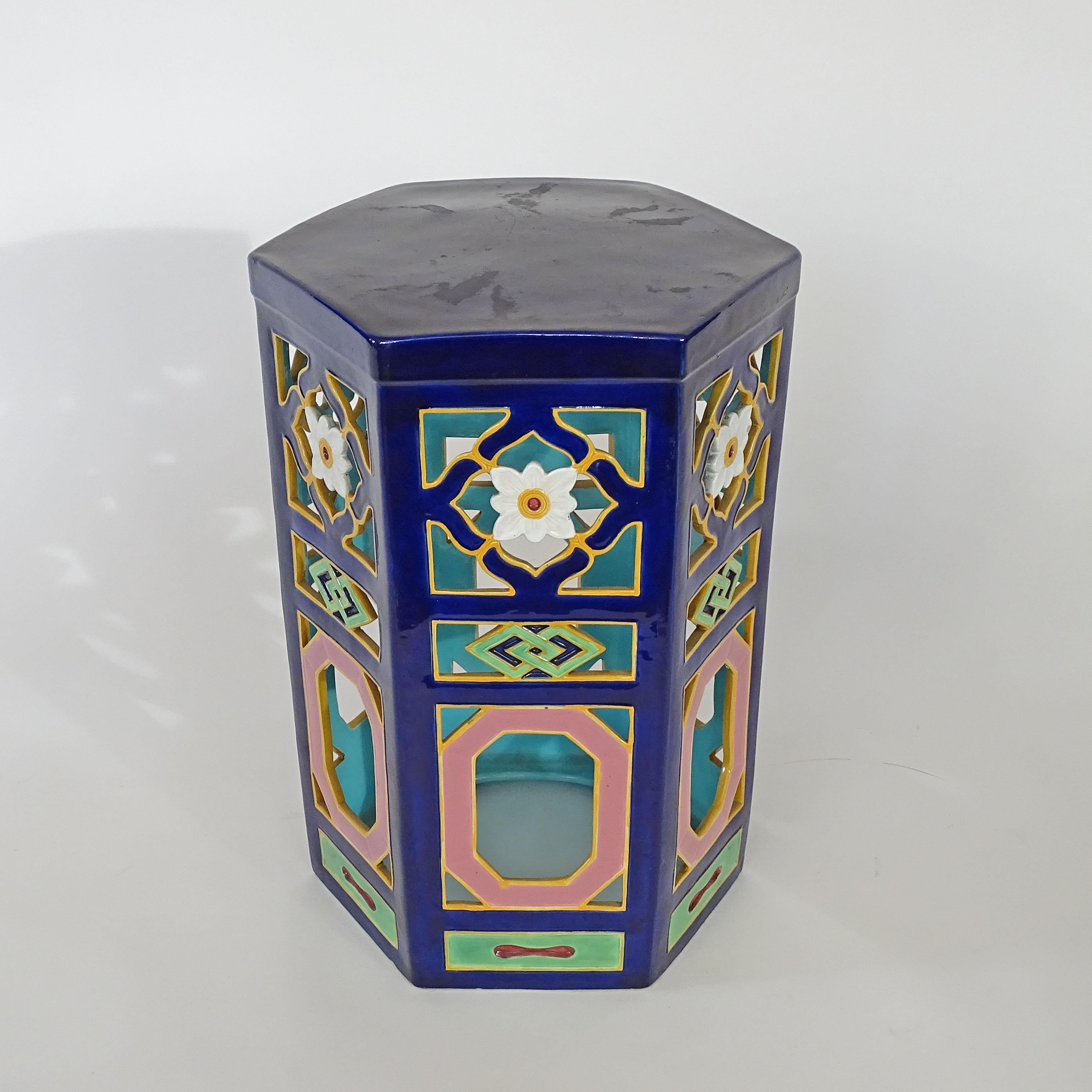 Espléndida Pareja de Asientos de Jardín Reticulados de Minton Majolica con Fondo Azul Cobalto
Forma núm. 1364.
Cada una hexagonal, con un lado panelado y perforado al estilo Estético con enrejado de flores blancas centradas en amarillo, sobre
