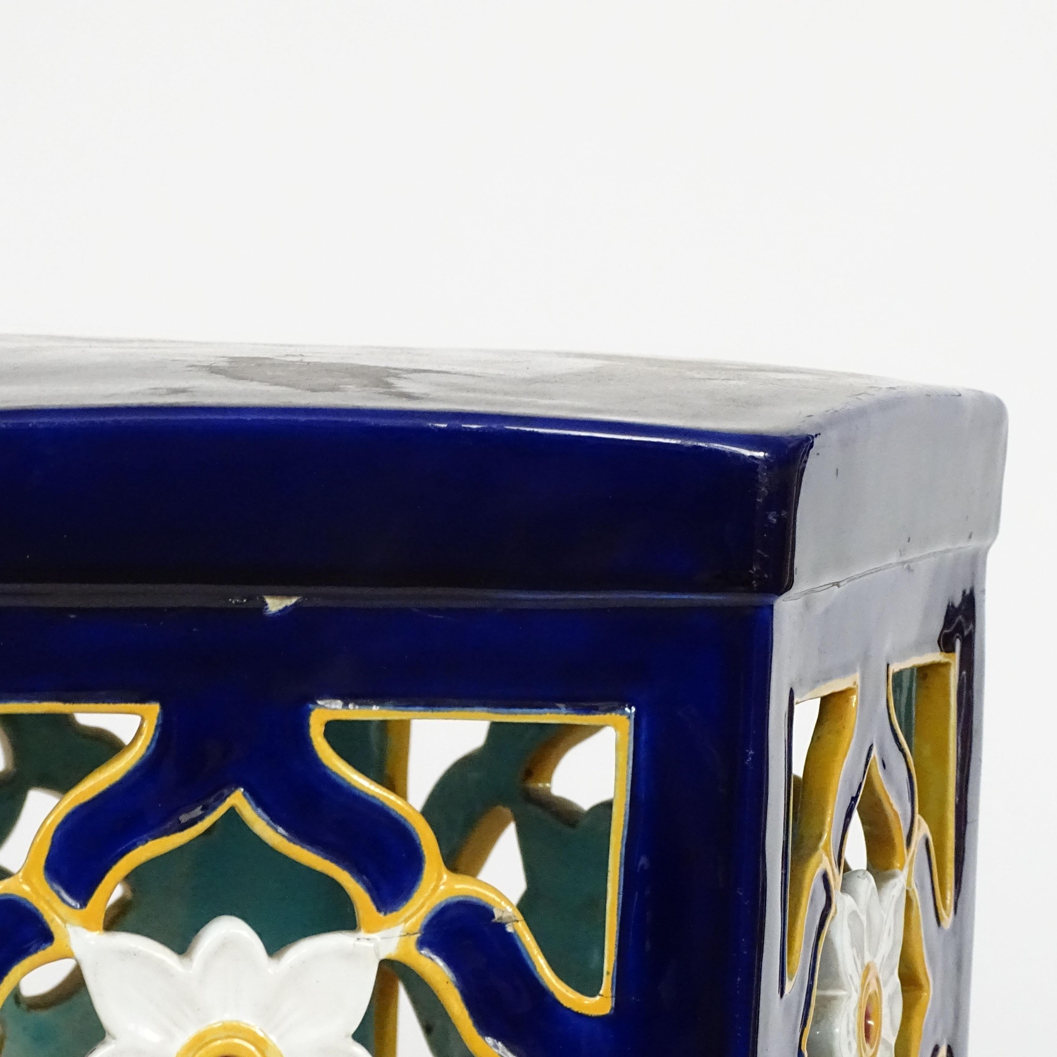 Pareja de asientos de jardín reticulados de mayólica azul cobalto Minton, 1871 Británico en venta