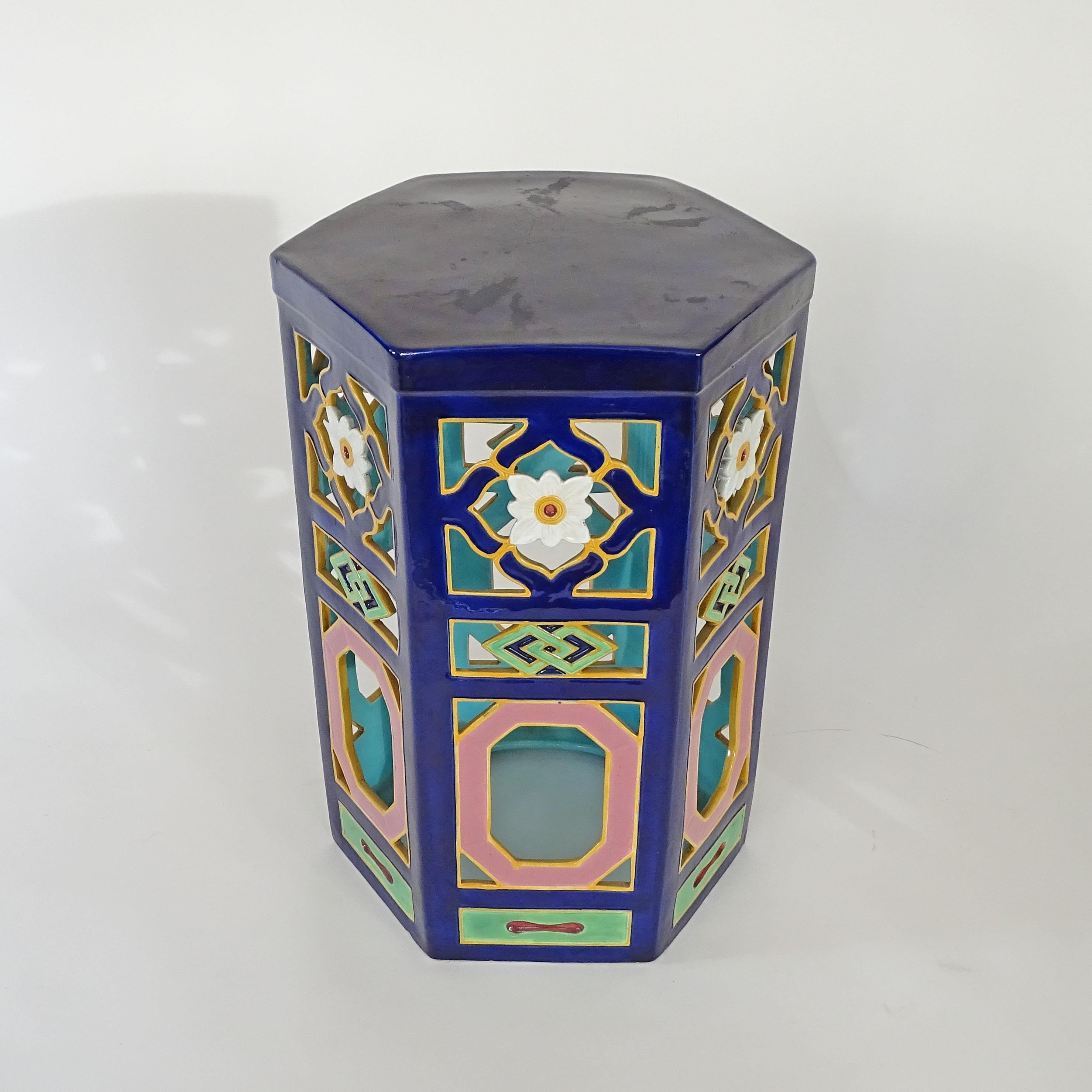 Pareja de asientos de jardín reticulados de mayólica azul cobalto Minton, 1871 en Bueno estado para la venta en Milan, IT