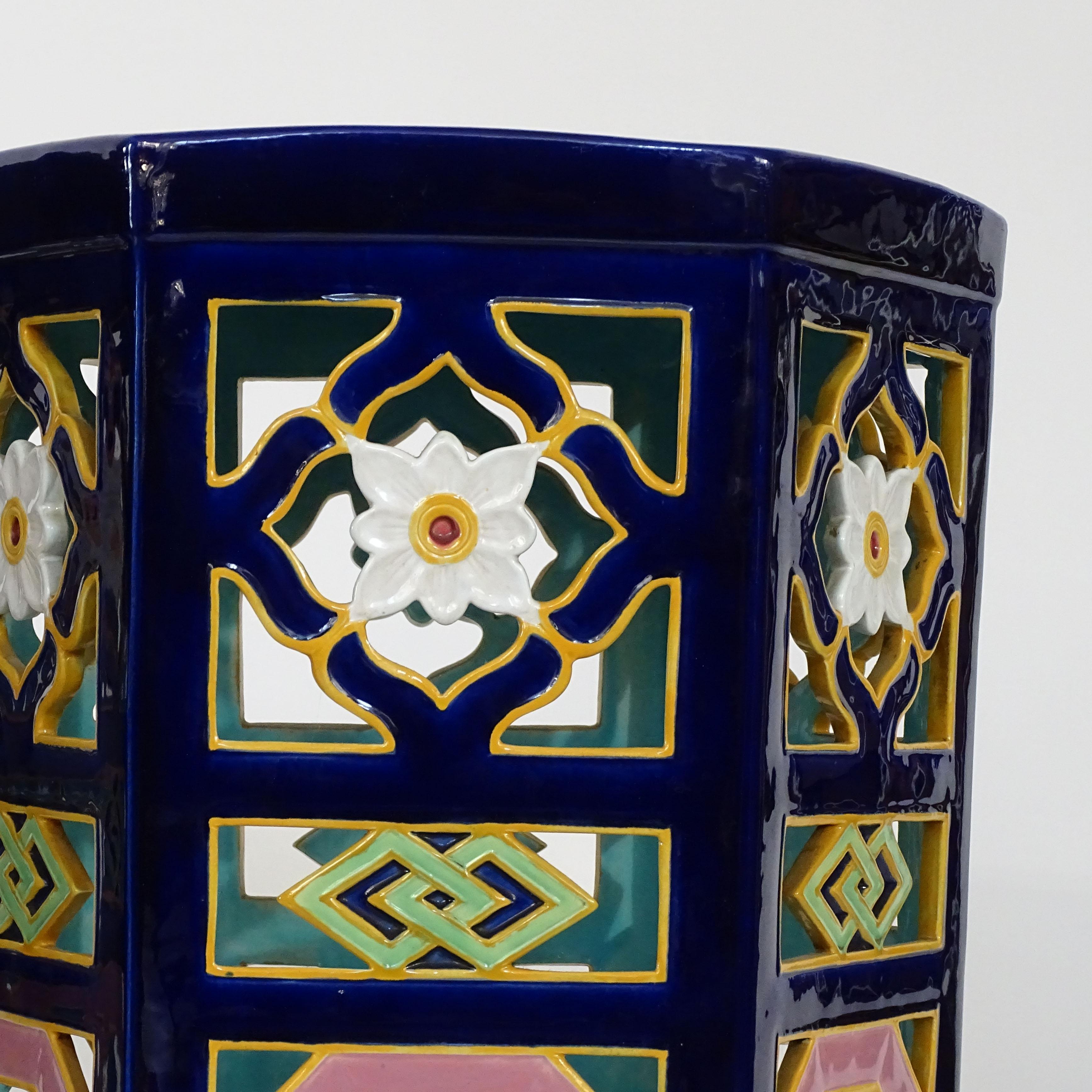 Pareja de asientos de jardín reticulados de mayólica azul cobalto Minton, 1871 en venta 1