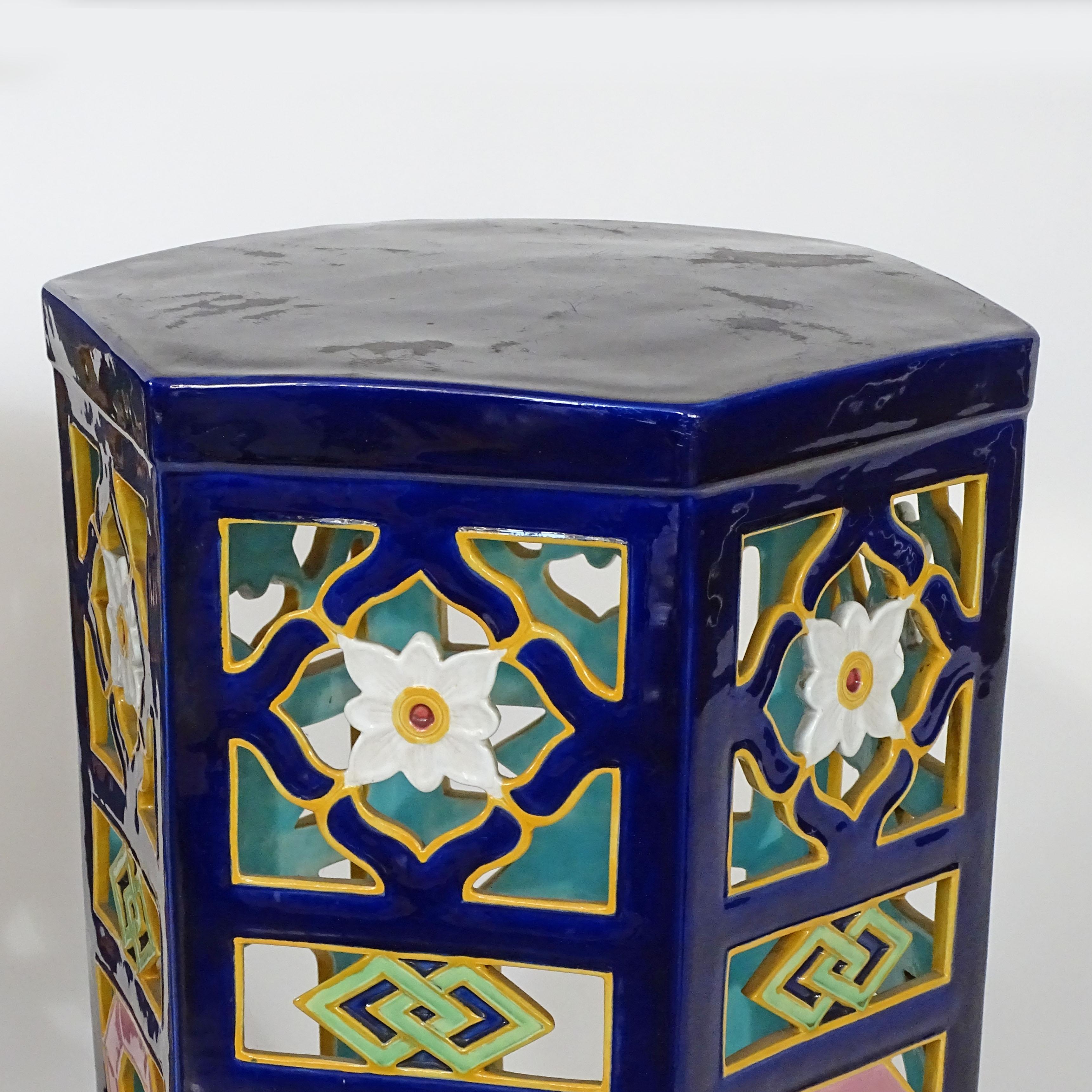 Pareja de asientos de jardín reticulados de mayólica azul cobalto Minton, 1871 en venta 2
