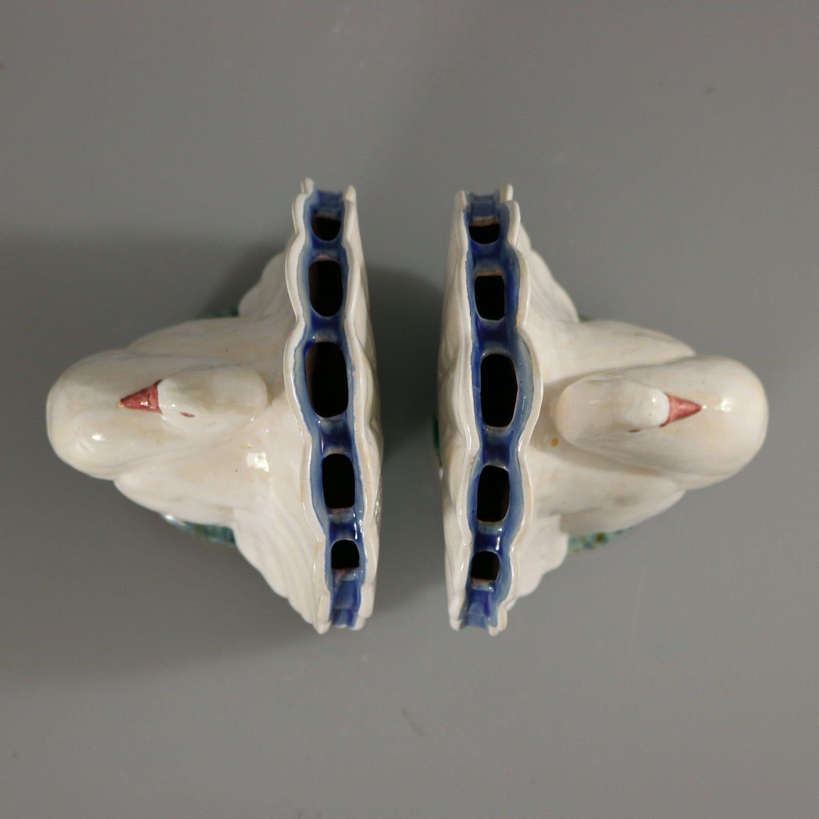 Coppia di portafiori in maiolica di Minton in vendita 2