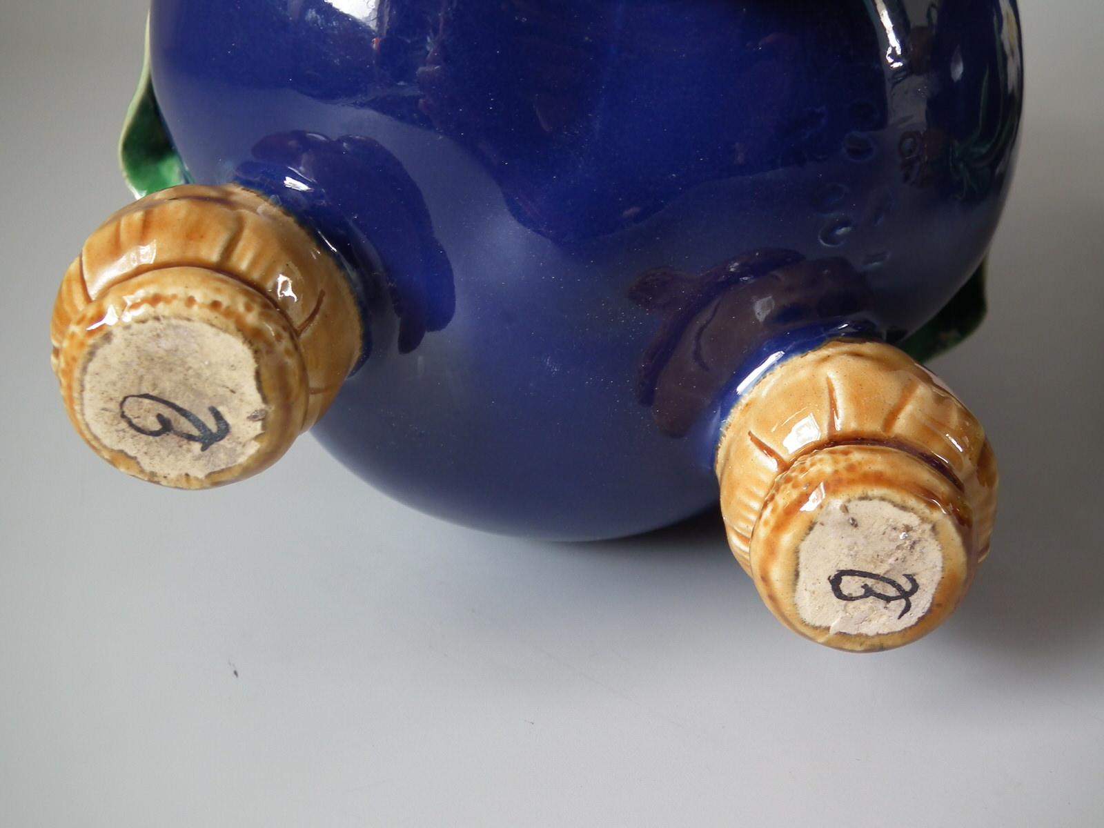 Pair of Minton Majolica Spring Daffodil Vases In Good Condition For Sale In Chelmsford, Essex