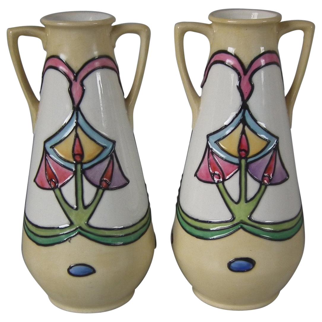 Paar Minton Secessionist No.12 Vasen mit zwei Griffen