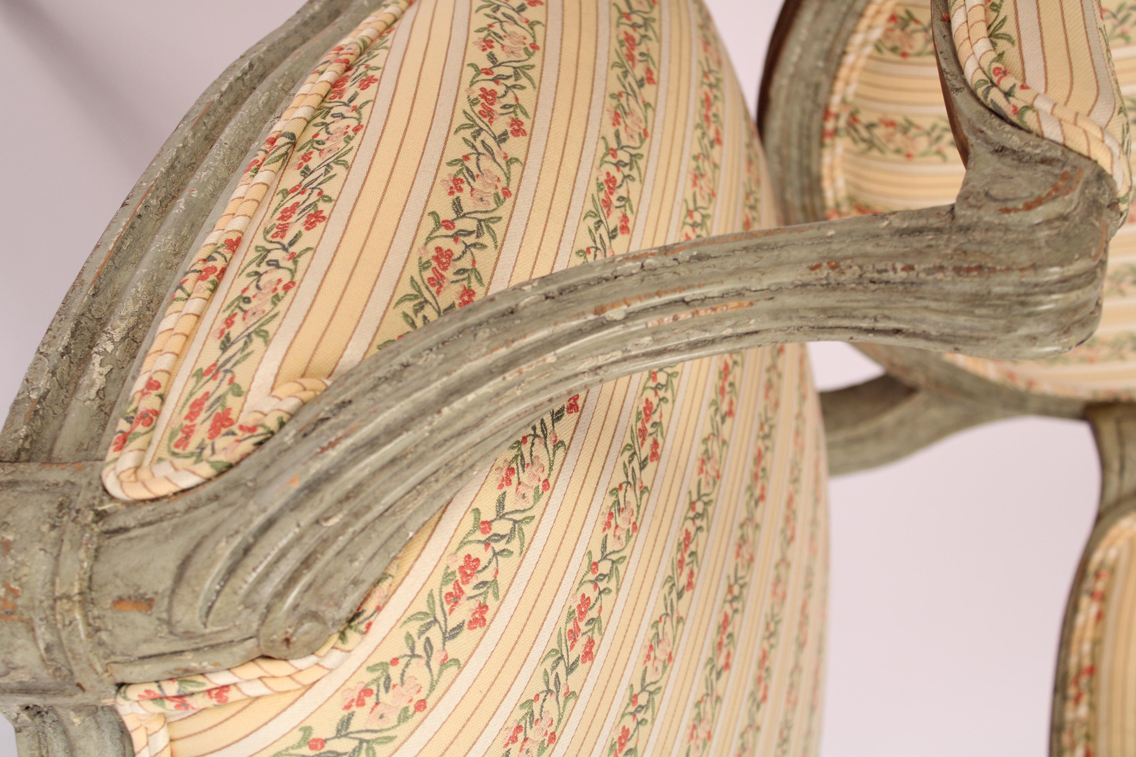 Paire de fauteuils de style Louis XVI peints en grisaille de Minton Spidel en vente 4