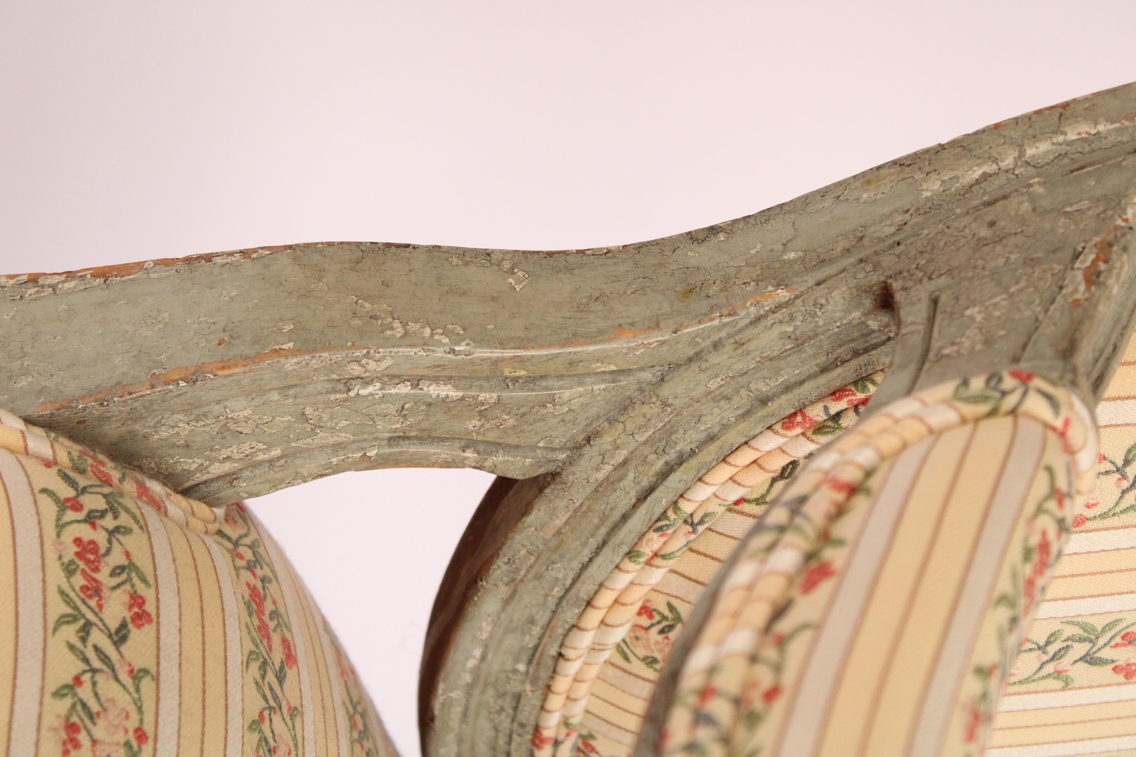 Paire de fauteuils de style Louis XVI peints en grisaille de Minton Spidel en vente 5