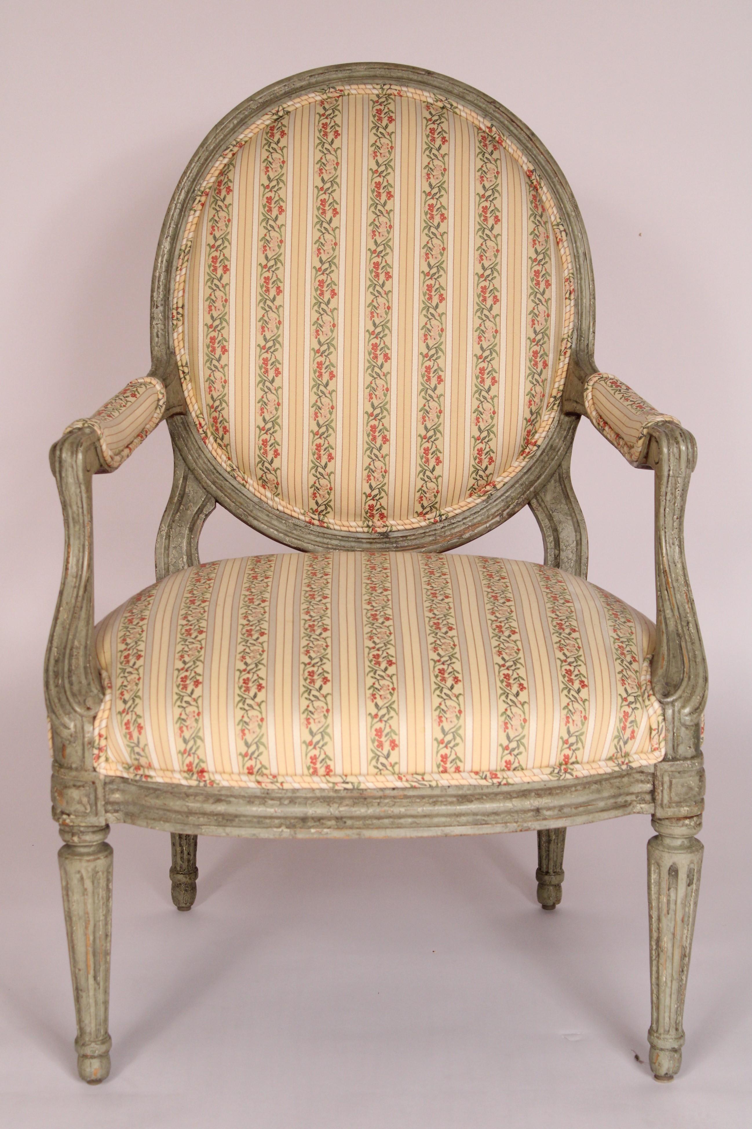 Nord-américain Paire de fauteuils de style Louis XVI peints en grisaille de Minton Spidel en vente
