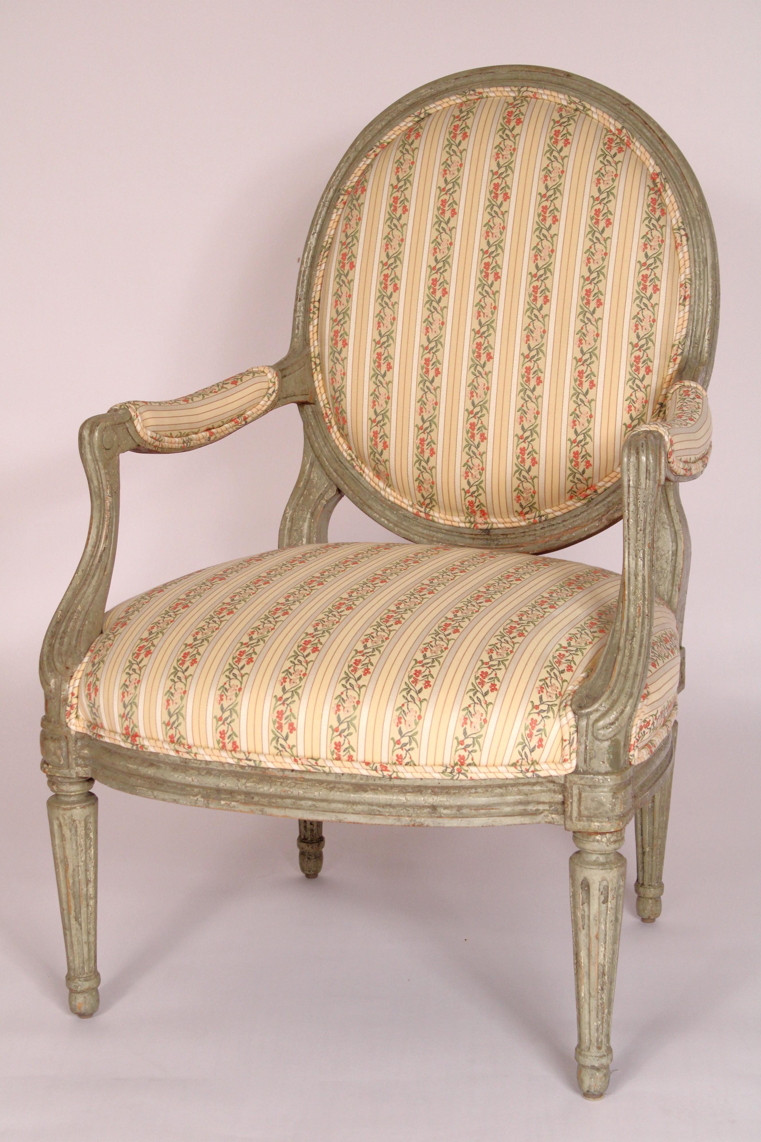 Paire de fauteuils de style Louis XVI peints en grisaille de Minton Spidel Excellent état - En vente à Laguna Beach, CA