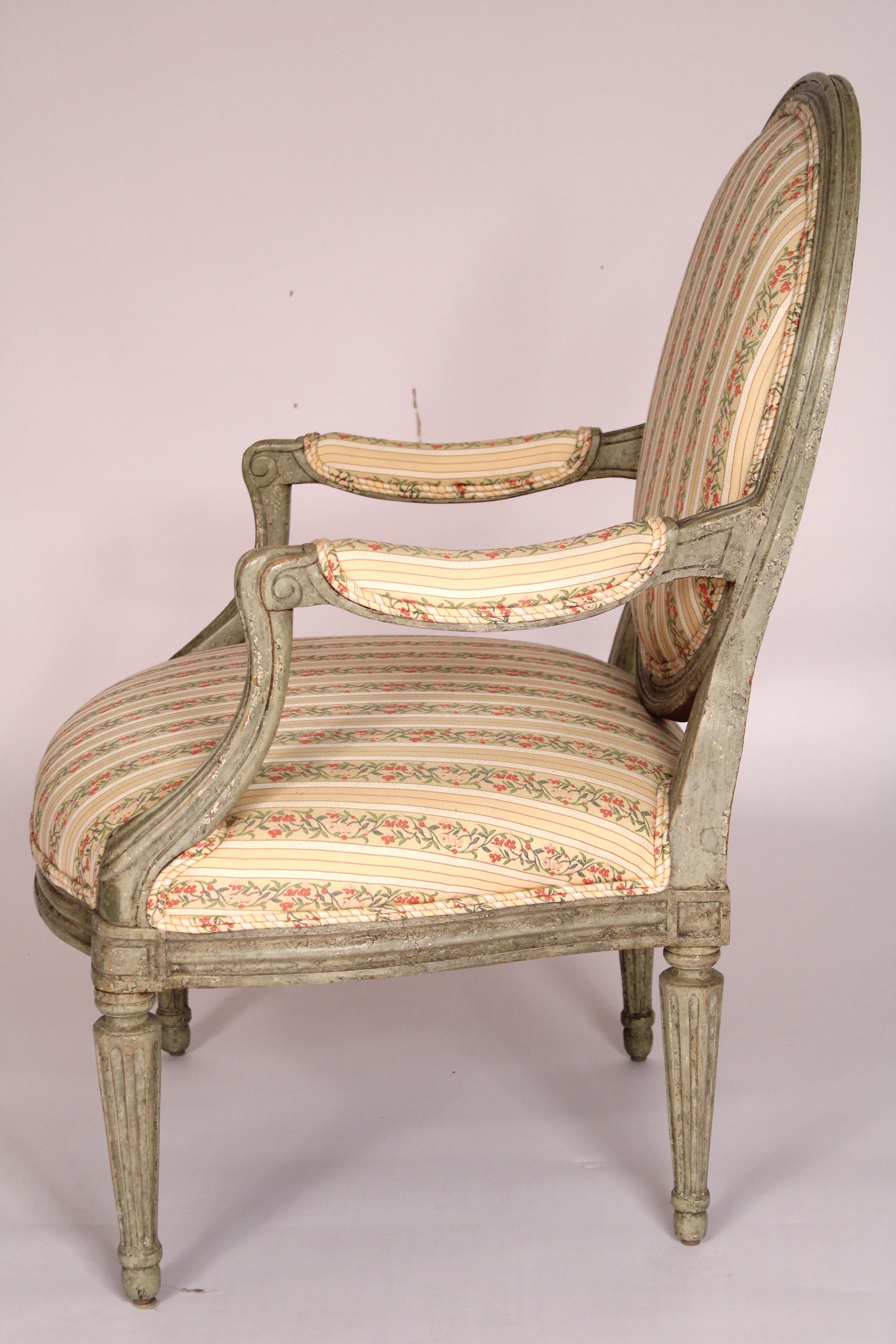 Fin du 20e siècle Paire de fauteuils de style Louis XVI peints en grisaille de Minton Spidel en vente