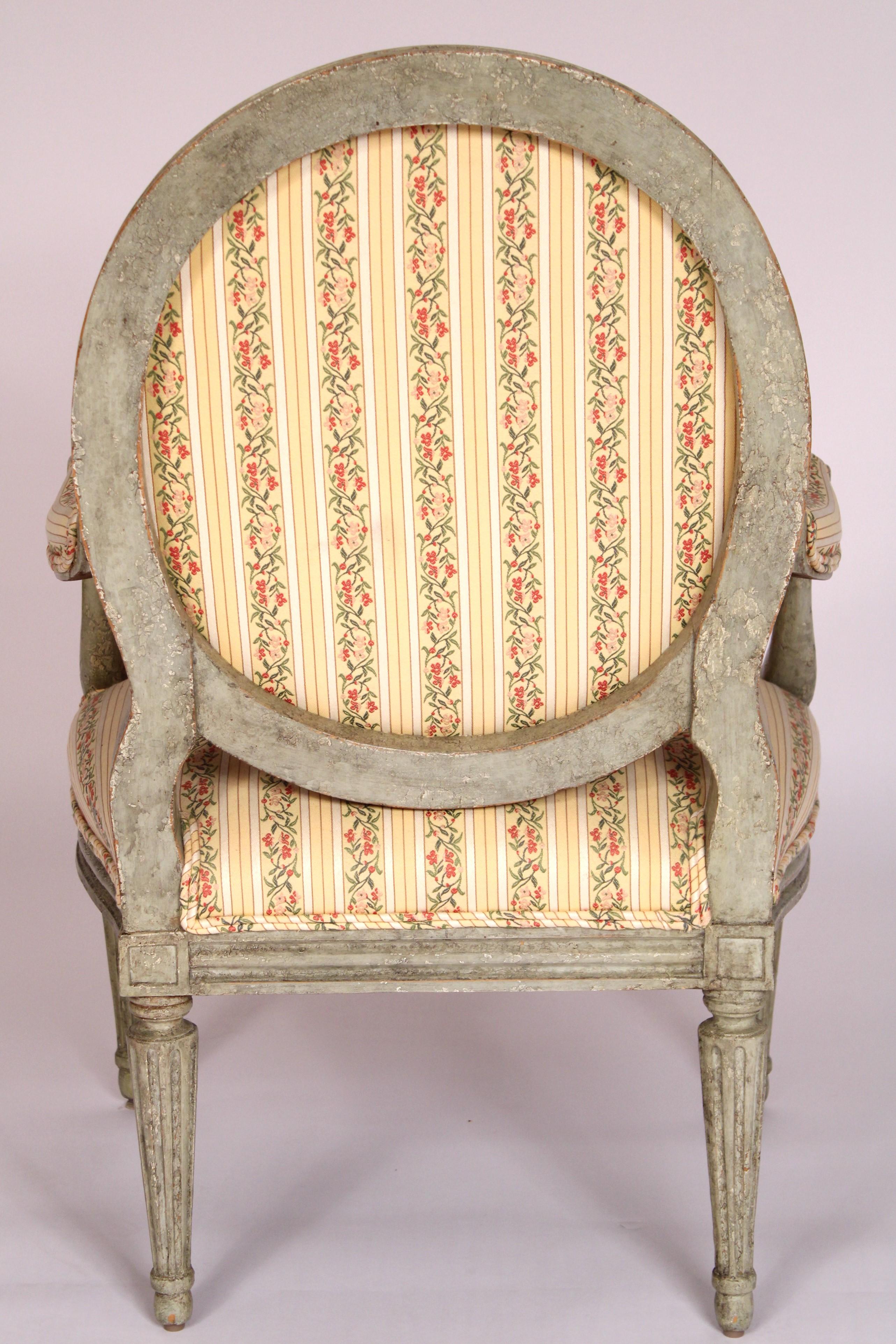 Tissu d'ameublement Paire de fauteuils de style Louis XVI peints en grisaille de Minton Spidel en vente
